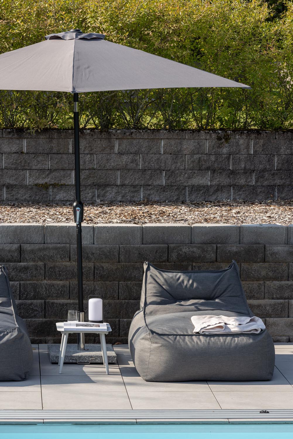 Leeds Sonnenschirm in Grau präsentiert im Onlineshop von KAQTU Design AG. Sonnenschirm ist von Venture Home