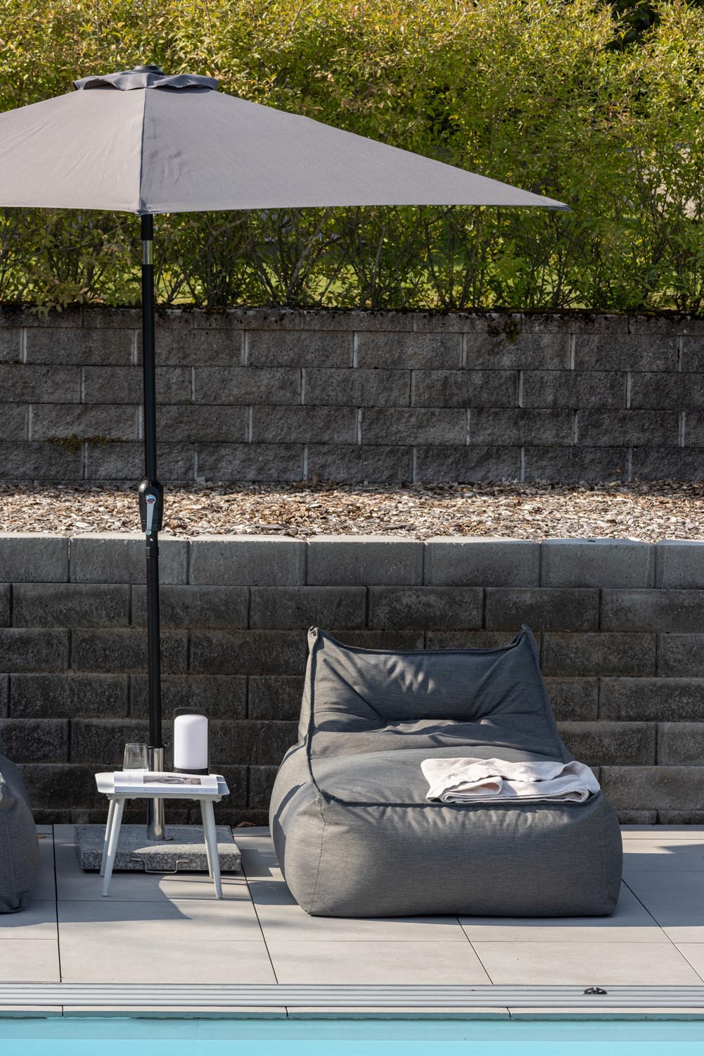 Leeds Sonnenschirm in Grau präsentiert im Onlineshop von KAQTU Design AG. Sonnenschirm ist von Venture Home