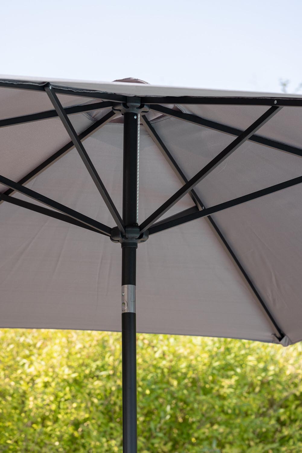 Leeds Sonnenschirm in Grau präsentiert im Onlineshop von KAQTU Design AG. Sonnenschirm ist von Venture Home
