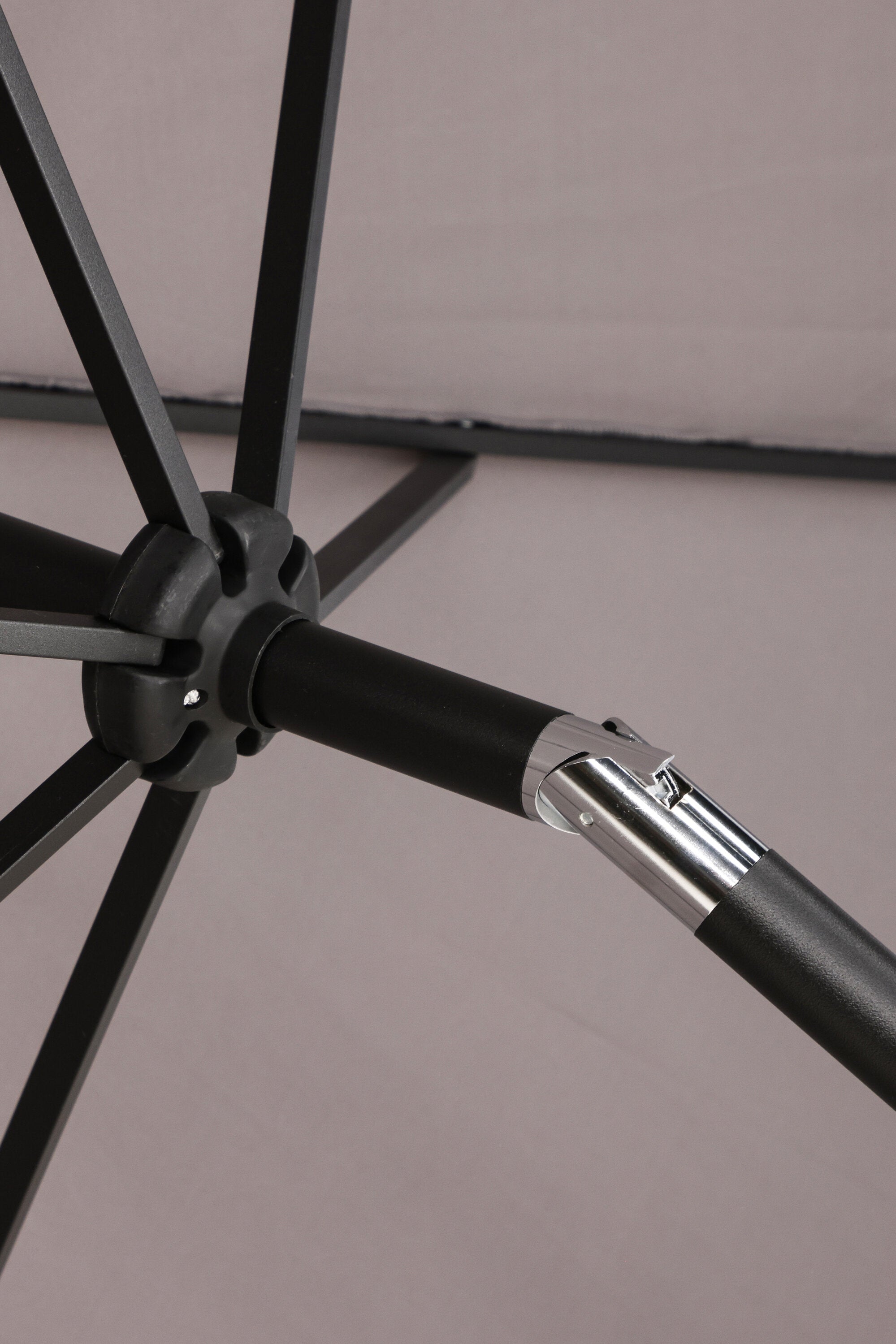 Leeds Sonnenschirm in Grau präsentiert im Onlineshop von KAQTU Design AG. Sonnenschirm ist von Venture Home