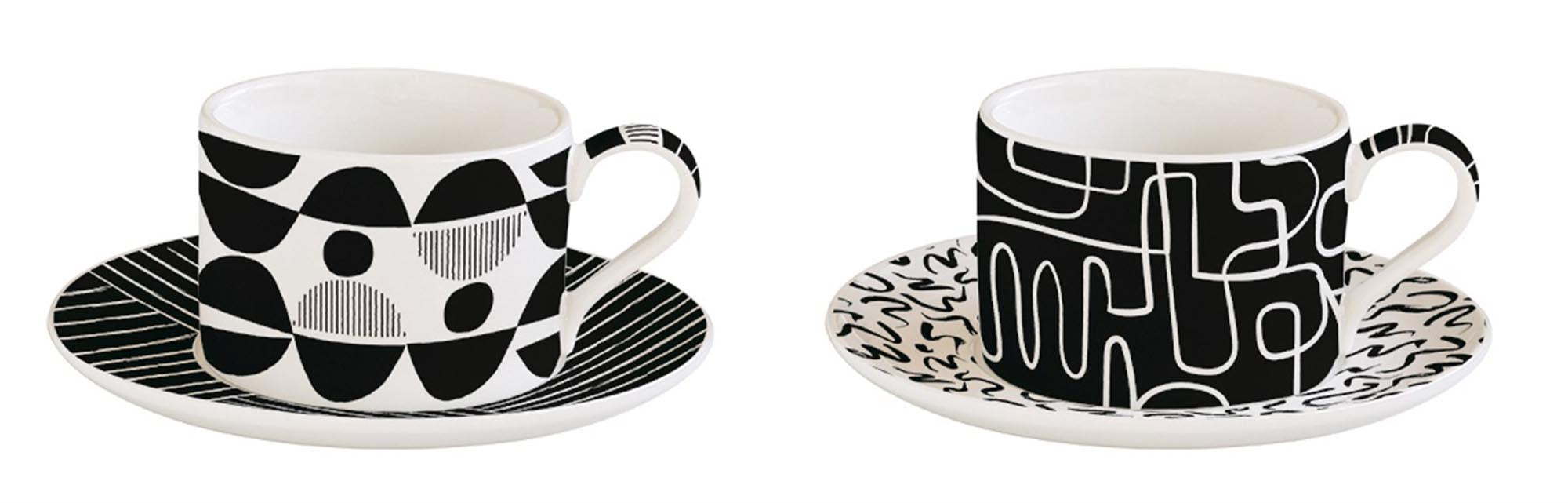 Zwei stilvolle Kaffeetassen mit Untertassen im grafischen Design, ideal für Kaffeeliebhaber und stilvolle Tischdekoration.
