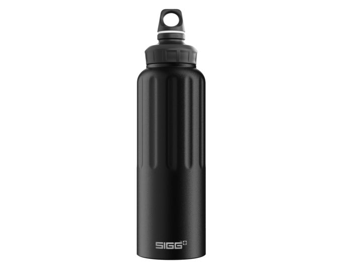 SIGG Trinkflasche Traveller WMB Bottle darkblue 1.5 l in präsentiert im Onlineshop von KAQTU Design AG. Flasche ist von SIGG