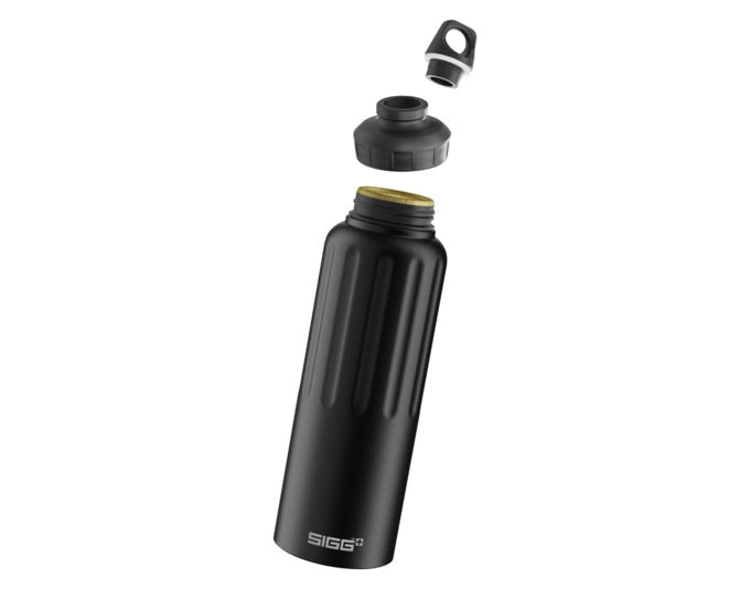Entdecken Sie die SIGG Traveller WMB 1.5 l Trinkflasche in elegantem Schwarz. Ideal für Outdoor-Aktivitäten, leicht, stabil und BPA-frei.