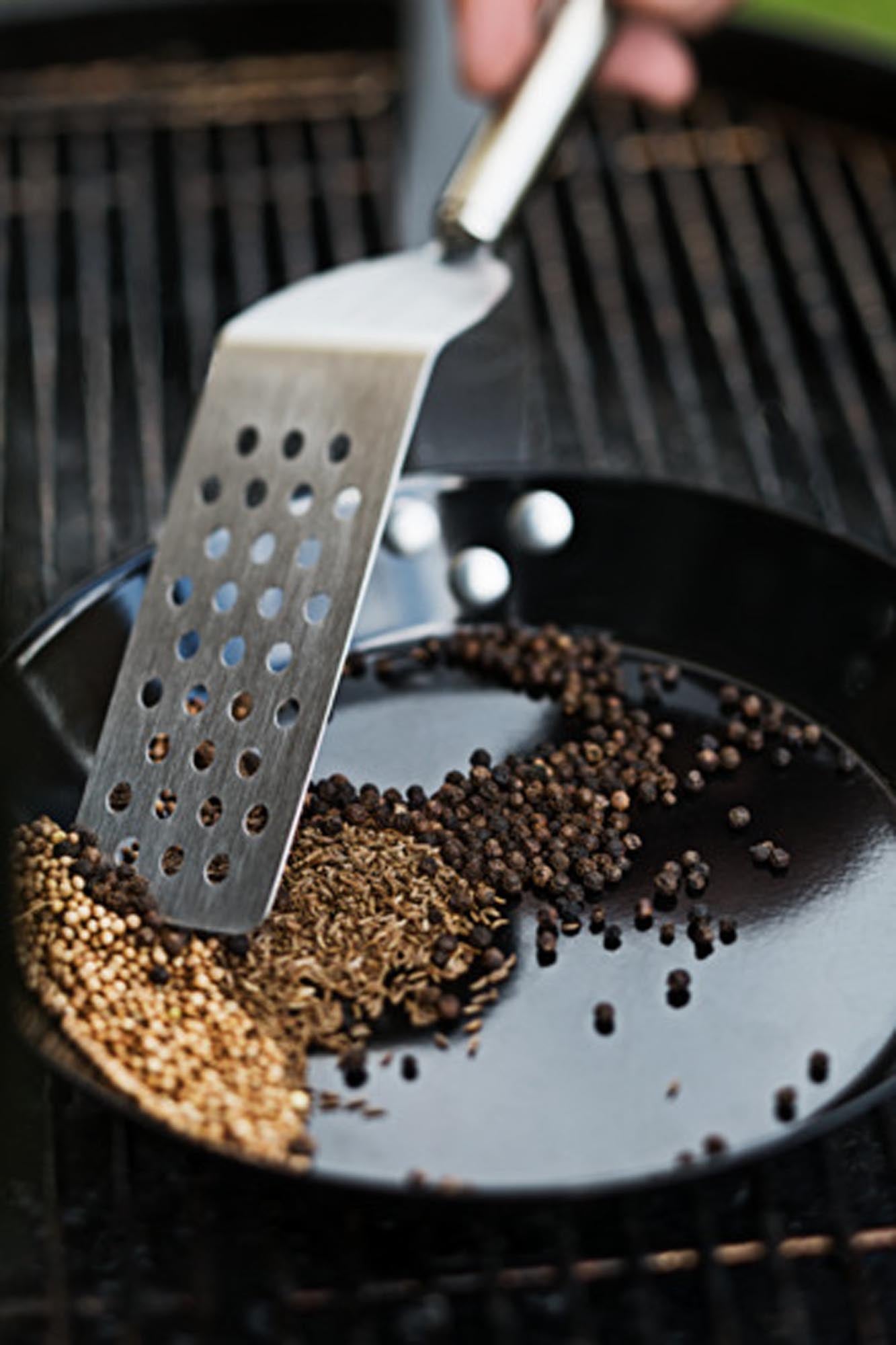 RÖSLE Sandwich-Palette 32 cm: Ideal für müheloses Wenden und Heben von Speisen. Hochwertiger Edelstahl für Langlebigkeit und einfache Reinigung.