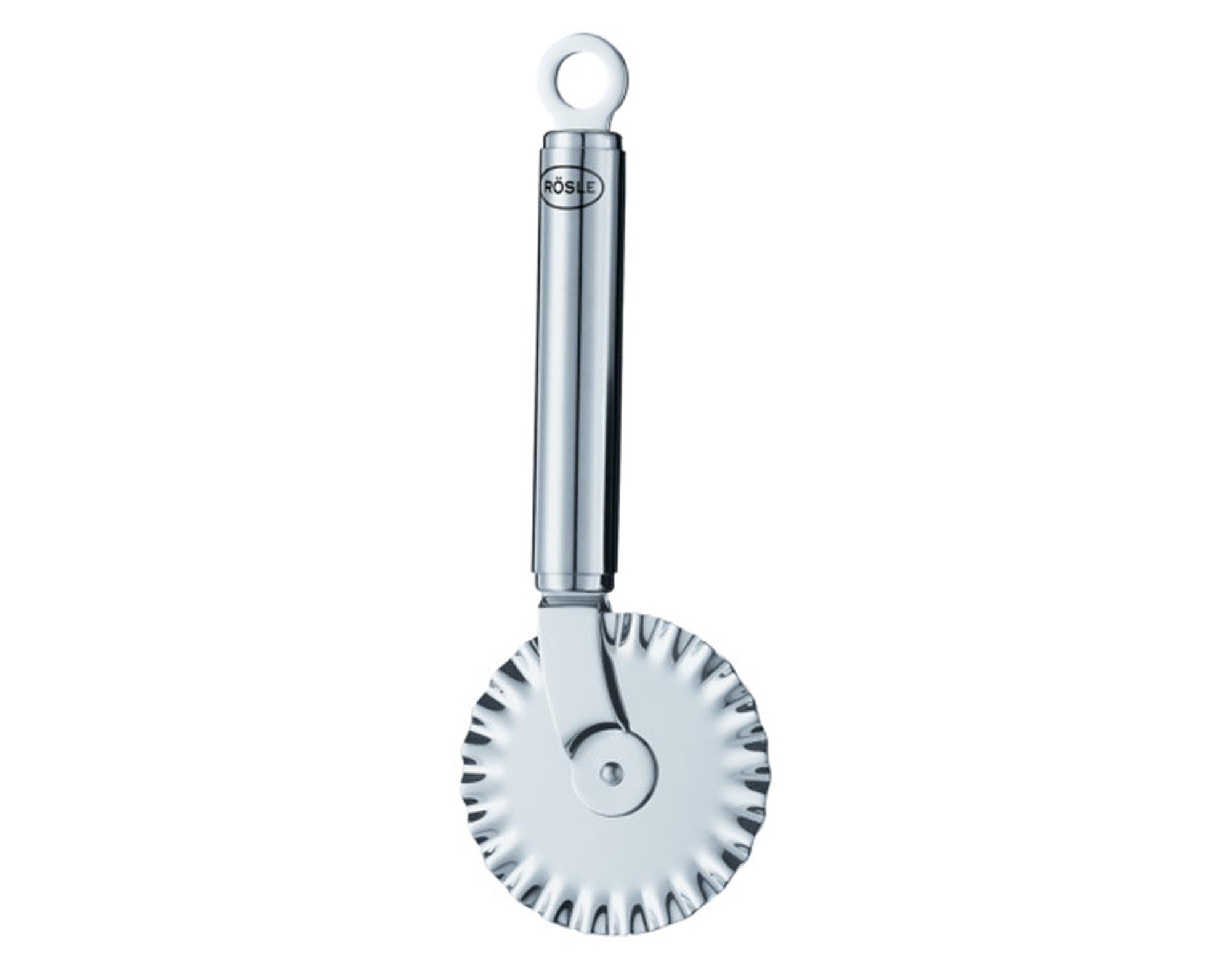 Entdecken Sie das RÖSLE Teigrädchen (ø 7 cm, 19,5 cm lang) aus rostfreiem Edelstahl – ideal für präzise Teigschnitte und müheloses Backen.