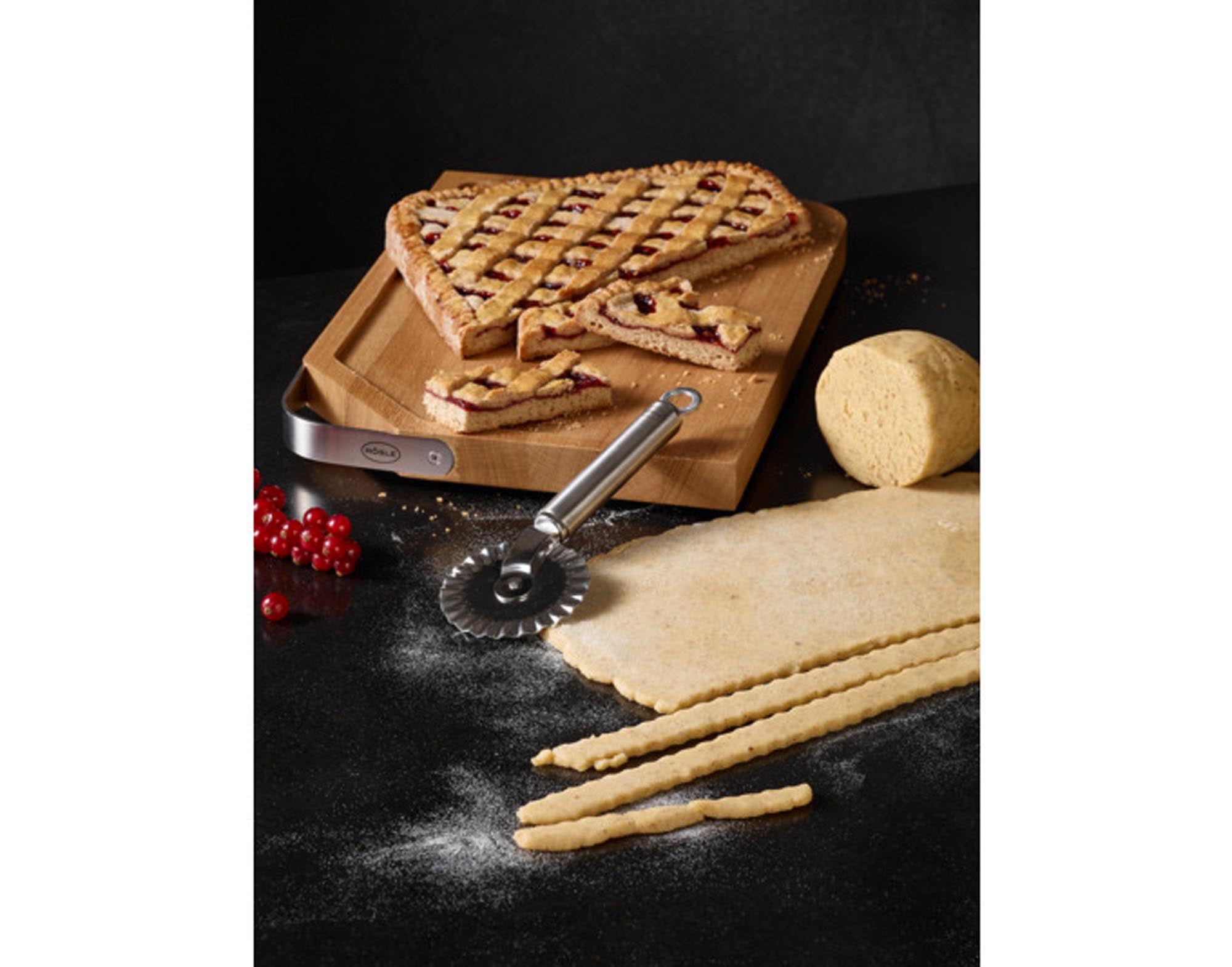RÖSLE Teigrädchen: Ø 7 cm, 19,5 cm lang, Edelstahl, ergonomisch. Perfekt für Pasta, Torten & Teigstreifen. Präzise & stilvoll.