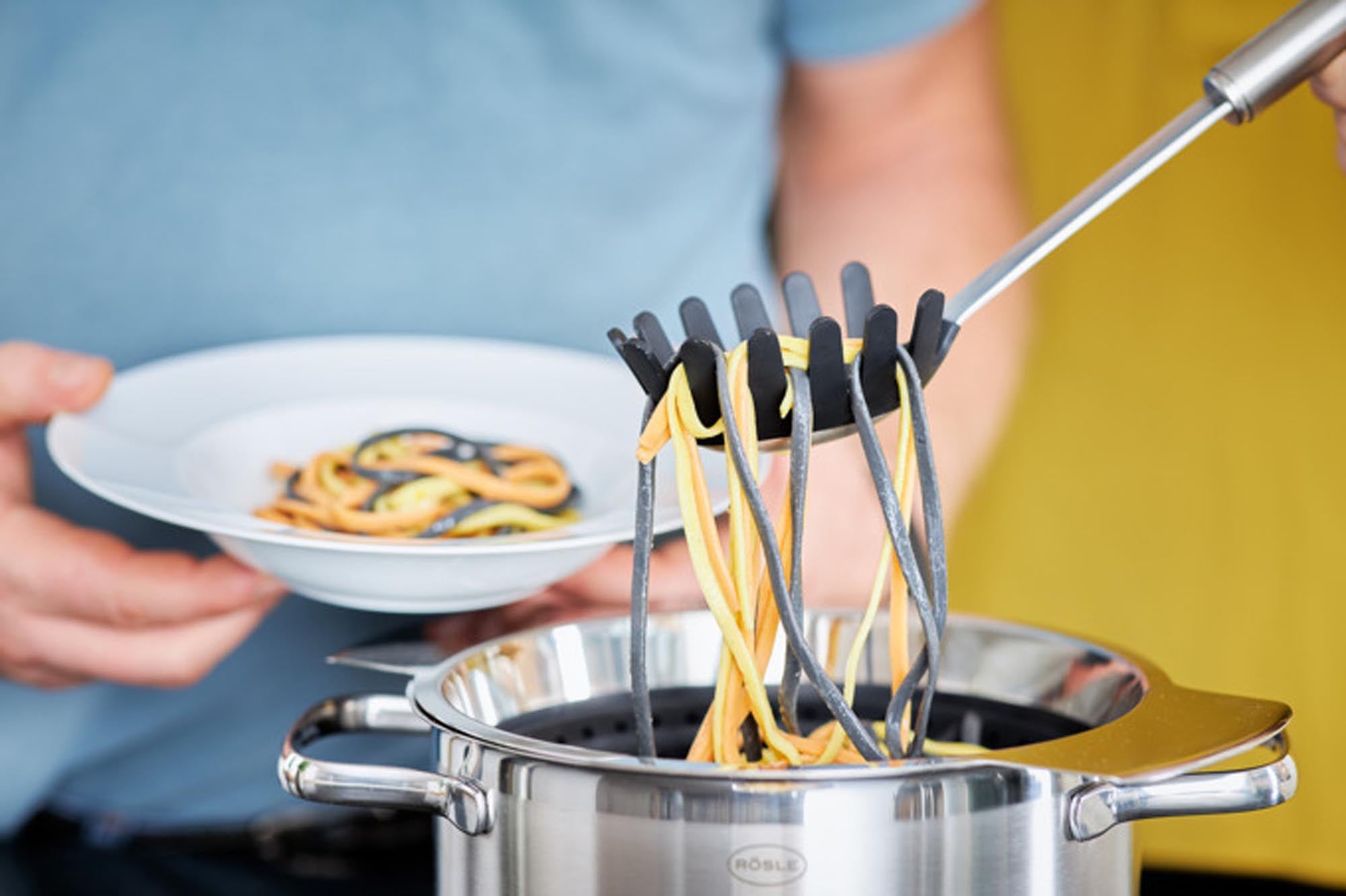Der RÖSLE Spaghettilöffel Inox Silikon vereint hitzebeständiges Silikon und eleganten Edelstahl für müheloses Servieren von Pasta.