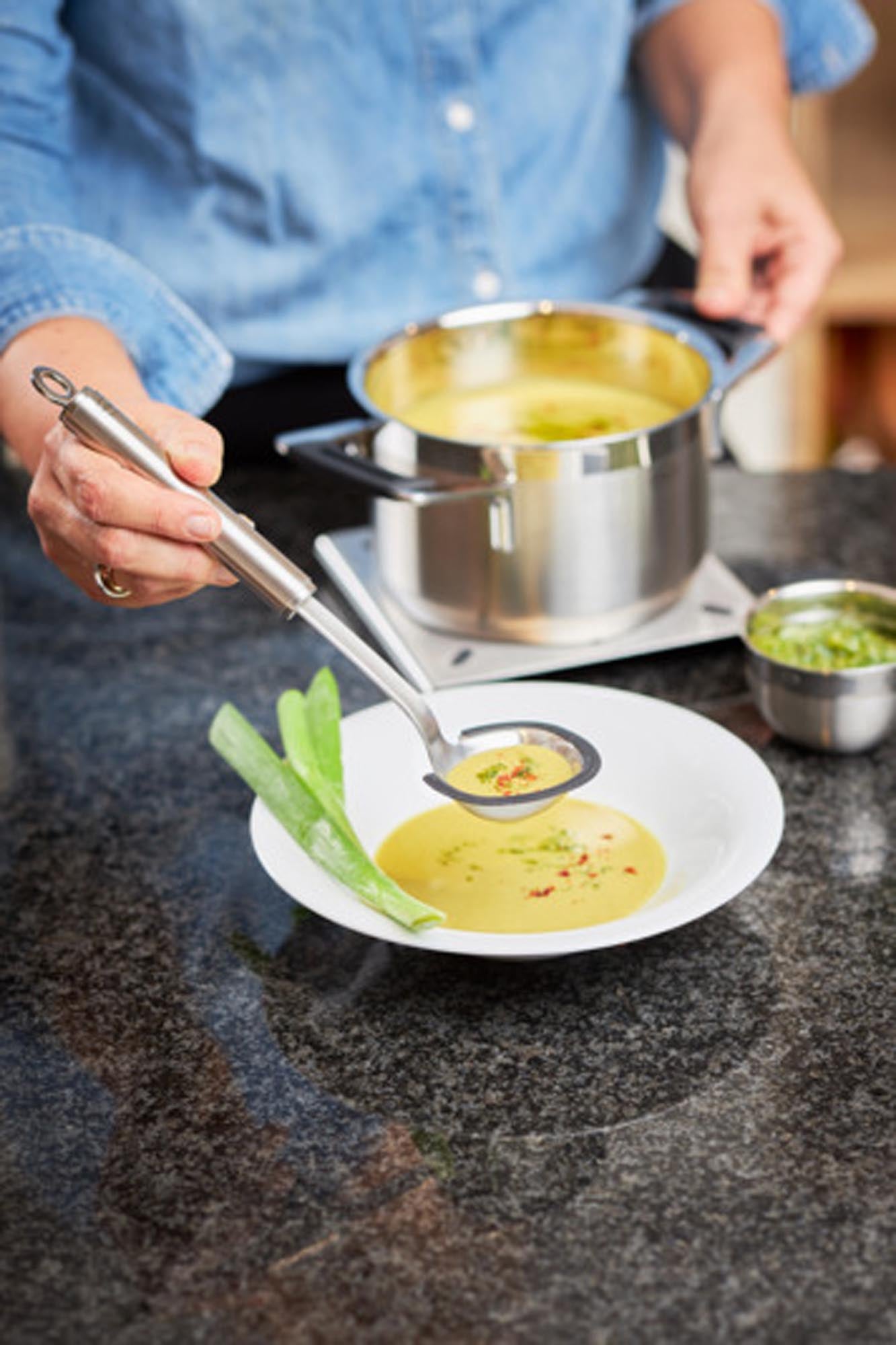 Hochwertiger 24cm Salina Kochtopf von Ballarini, induktionstauglich, mit Antihaftbeschichtung und Glasdeckel für perfekte Kochergebnisse.