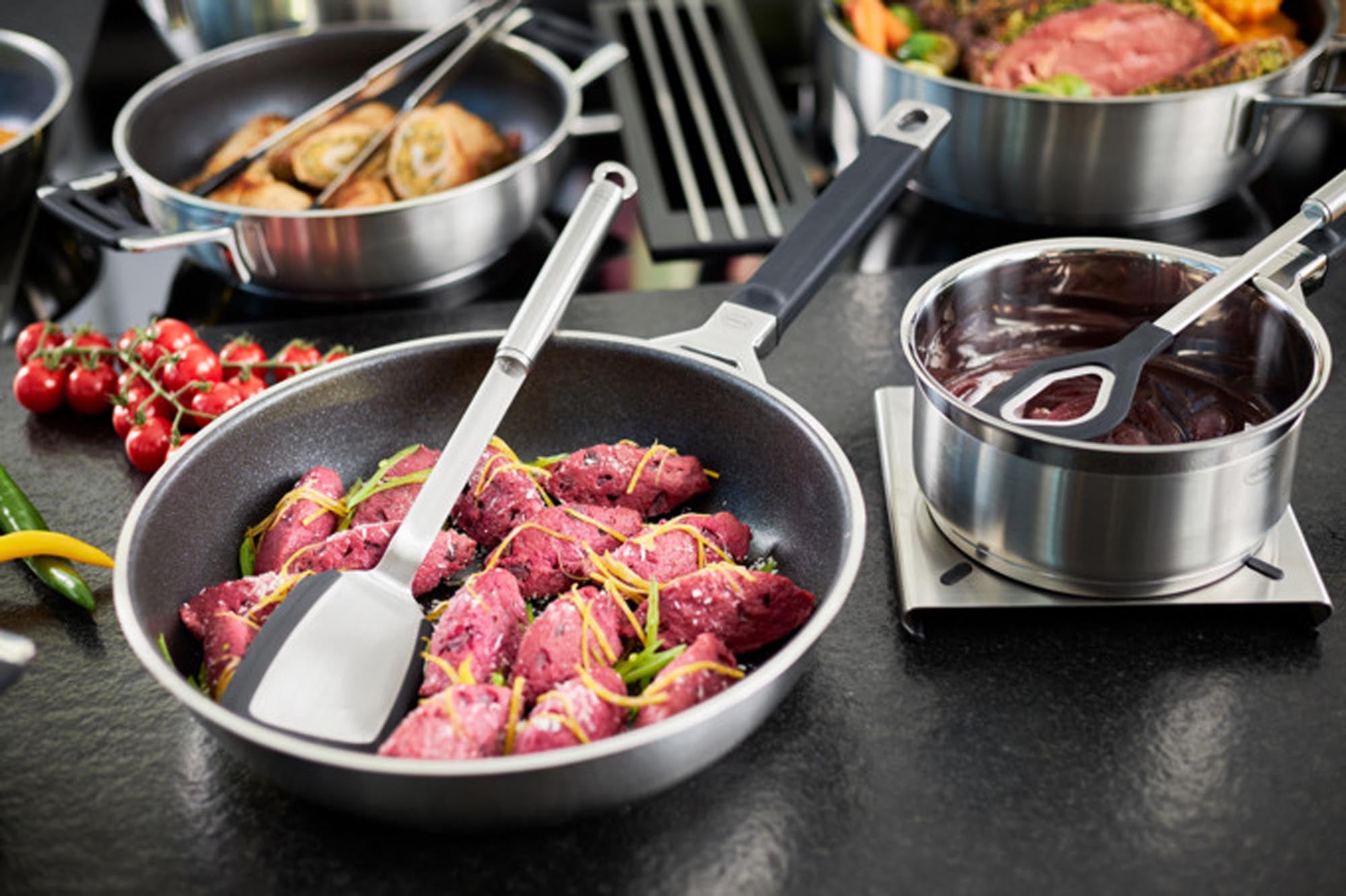 Die 28cm Salina Bratpfanne von Ballarini: Induktionstauglich, antihaftbeschichtet, mit Deckel – ideal für Fleisch, Fisch und Gemüse.