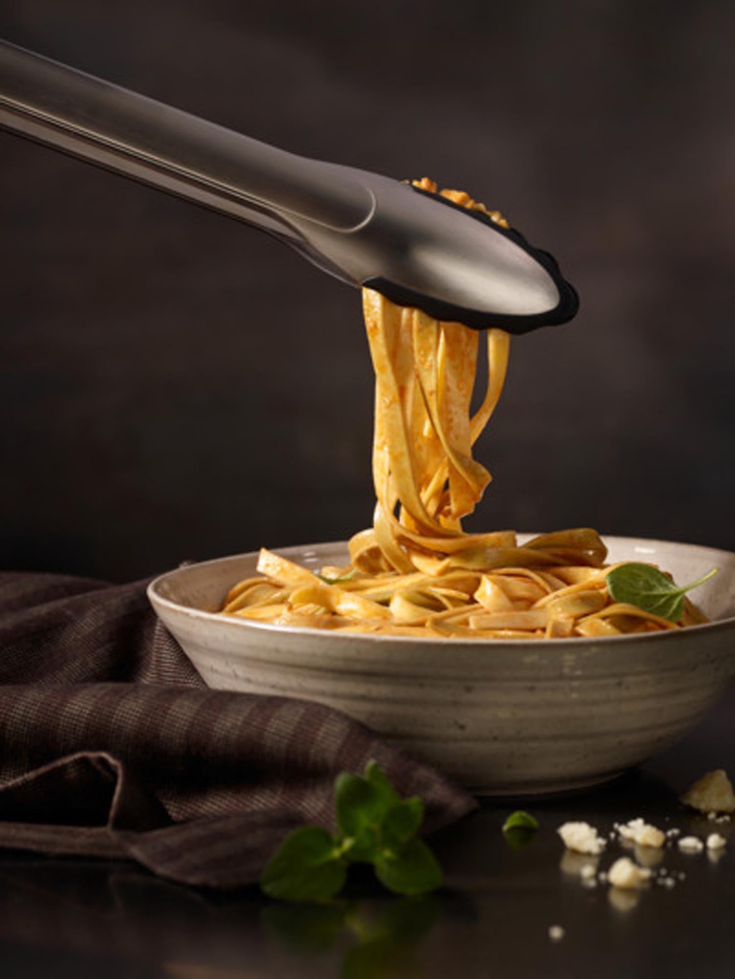 RÖSLE Küchenzange Inox Silikon 23 cm: Hochwertige Edelstahlzange mit hitzebeständigem Silikon für schonendes Wenden und Servieren.