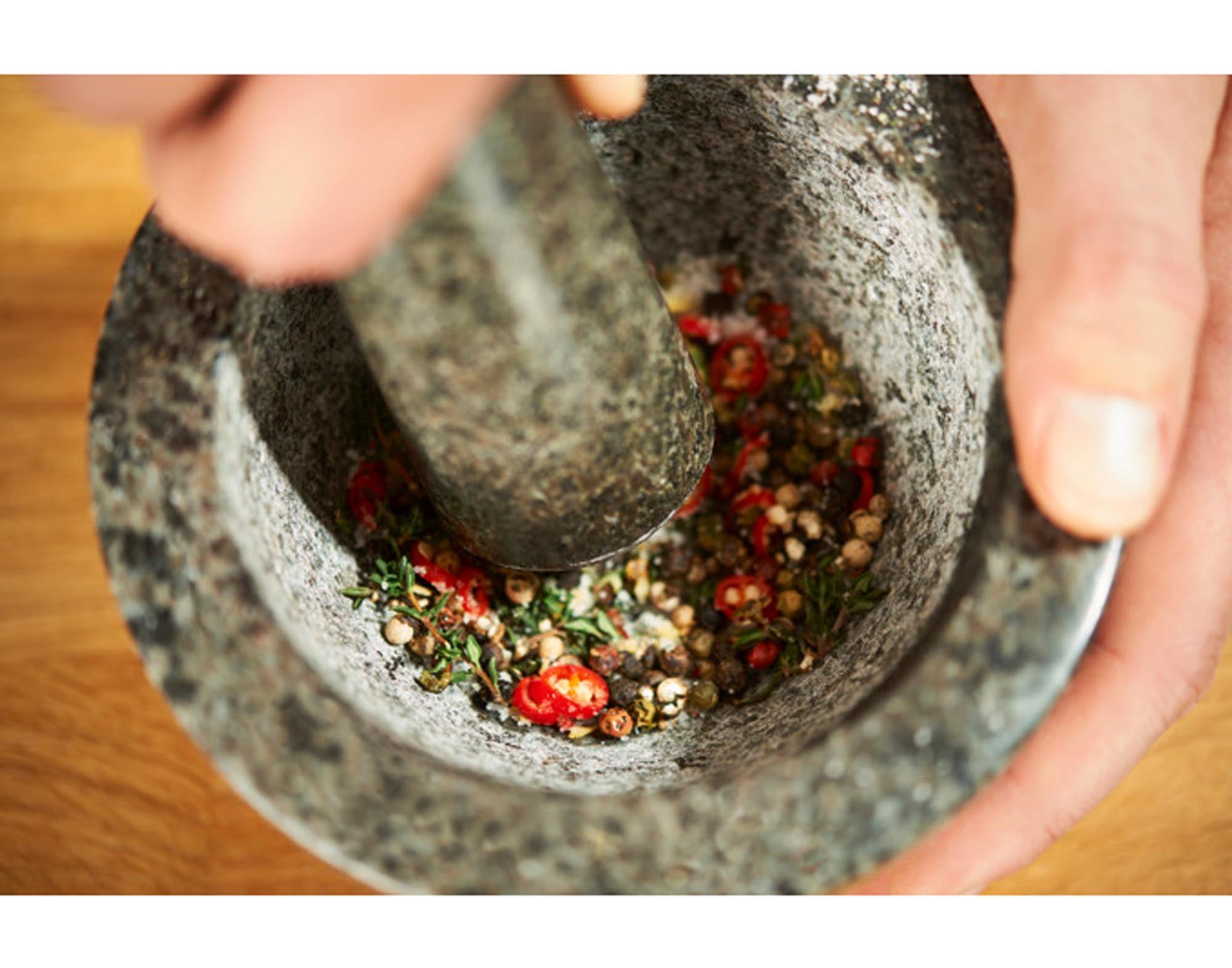 RÖSLE Granit-Mörser 14 cm: Perfekt für aromatische Gewürzmischungen.