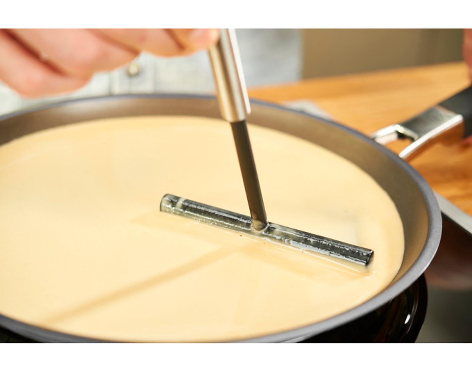 RÖSLE Crêpes Teigverteiler: Edelstahl, Silikon, 18x12 cm. Perfekte Crêpes, spülmaschinenfest, ergonomisch, langlebig.