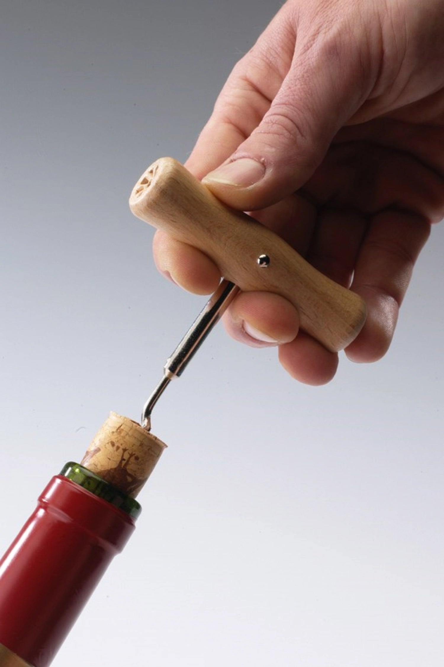 Entdecken Sie den Korkenzieher Woody von Westmark – ein stilvolles und praktisches Werkzeug für jeden Weinliebhaber. Ideal für Ihre Bar!