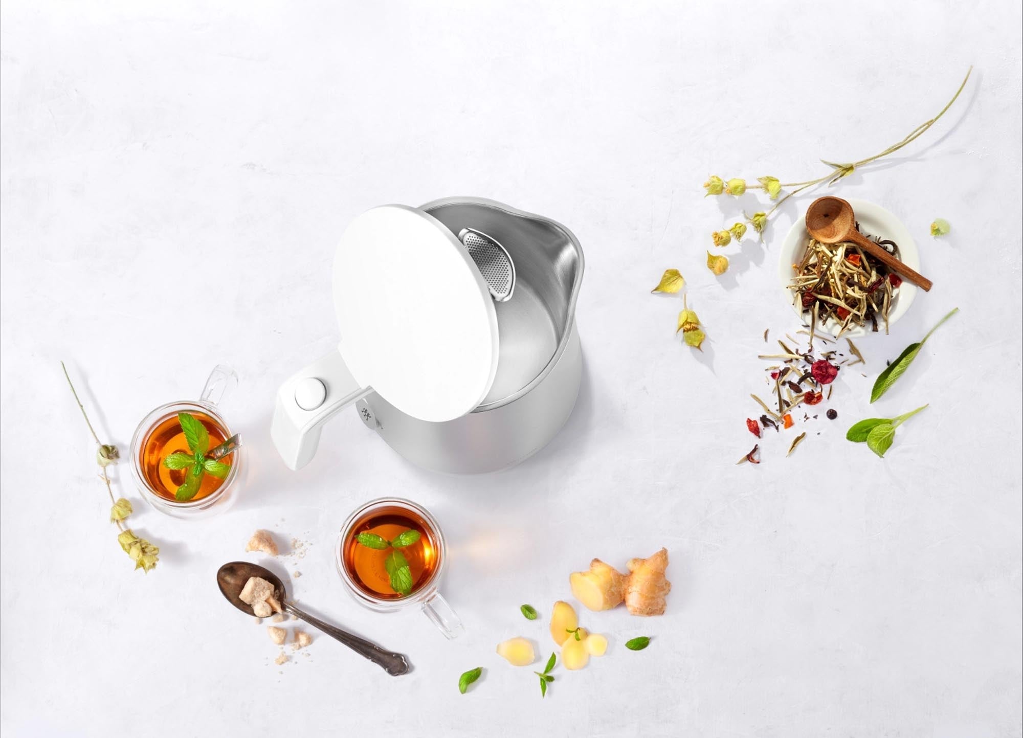 Stilvoller Enfinigy Wasserkocher von Zwilling: 1,0 l Edelstahl, schnelle Heiztechnologie, ergonomisch und sicher – ideal für Tee und Kaffee.