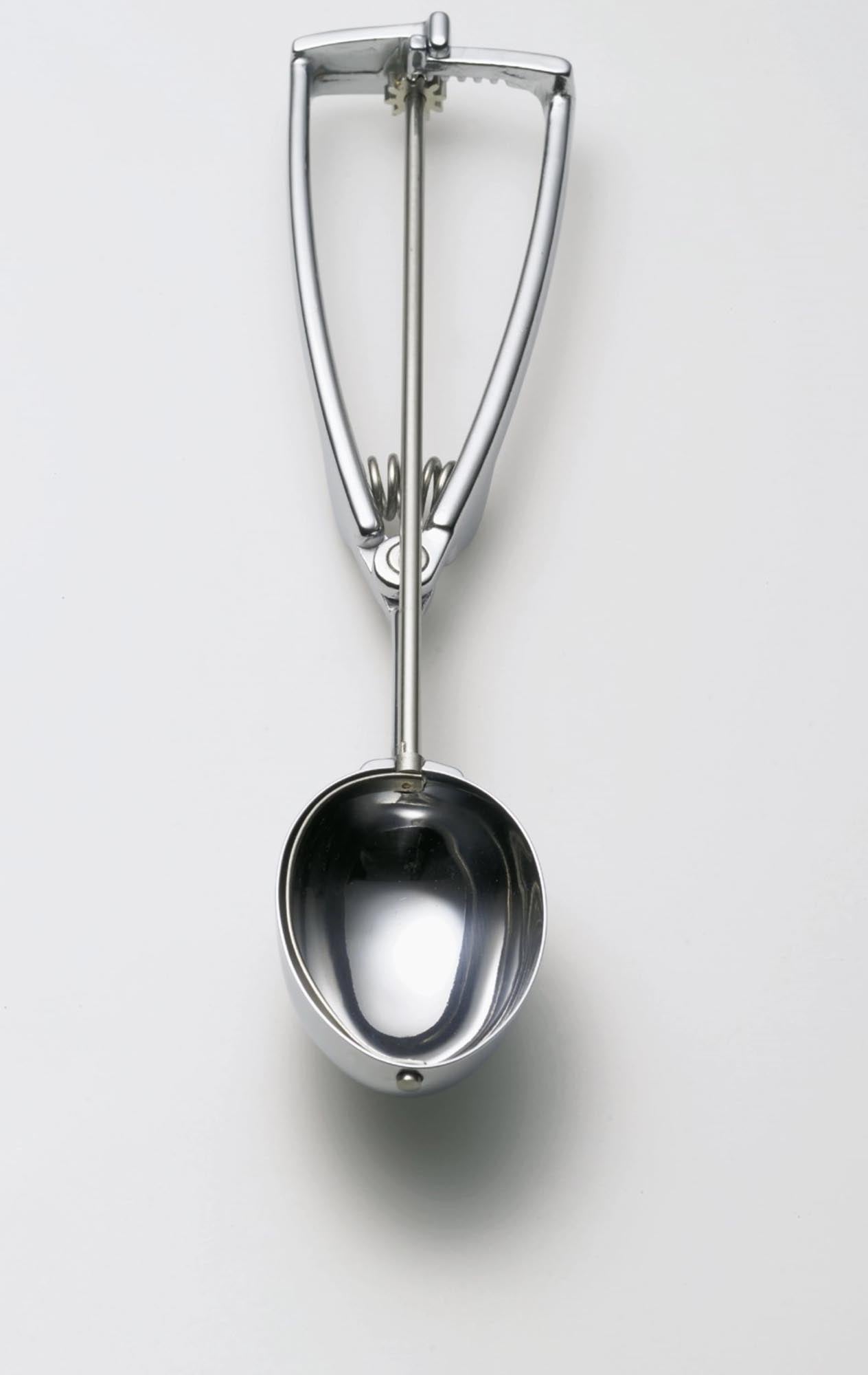 Der Eisportionierer CO oval von Stöckel vereint elegantes Design und Funktionalität. Aus rostfreiem Edelstahl gefertigt, ermöglicht er müheloses Portionieren von Eis und Sorbet. Ergonomischer, rutschfester Griff für besten Halt. Spülmaschinenfest und langlebig – ein Must-Have für jeden Eisliebhaber!