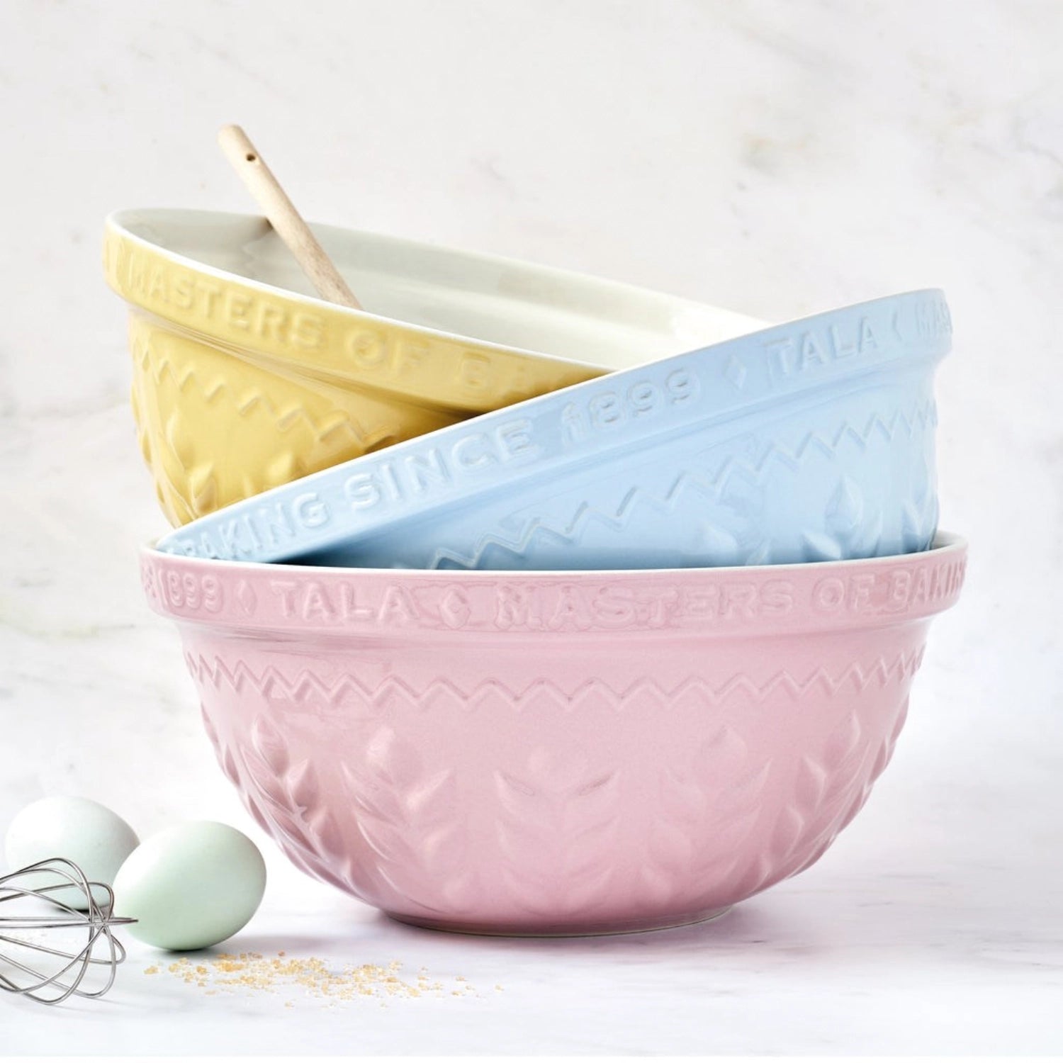 Hübsche 30 cm Rührschüssel von Tala im pinken Corn Design aus Steingut, perfekt für kreative Küchenprojekte und stilvolles Servieren.