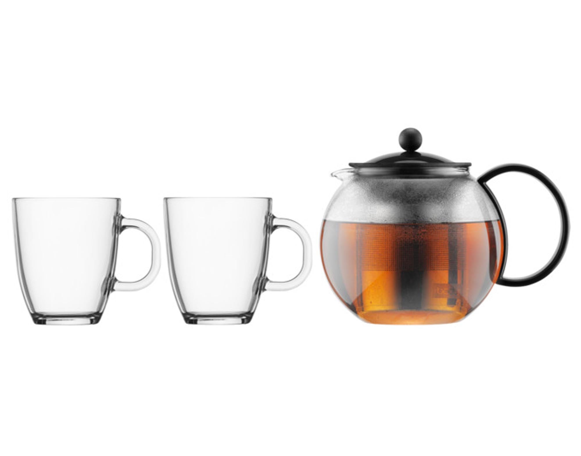 Entdecken Sie die elegante BODUM Teekanne Assam (1 l) aus hitzebeständigem Glas mit 2 Gläsern. Ideal für Teeliebhaber und stilvolle Anlässe.