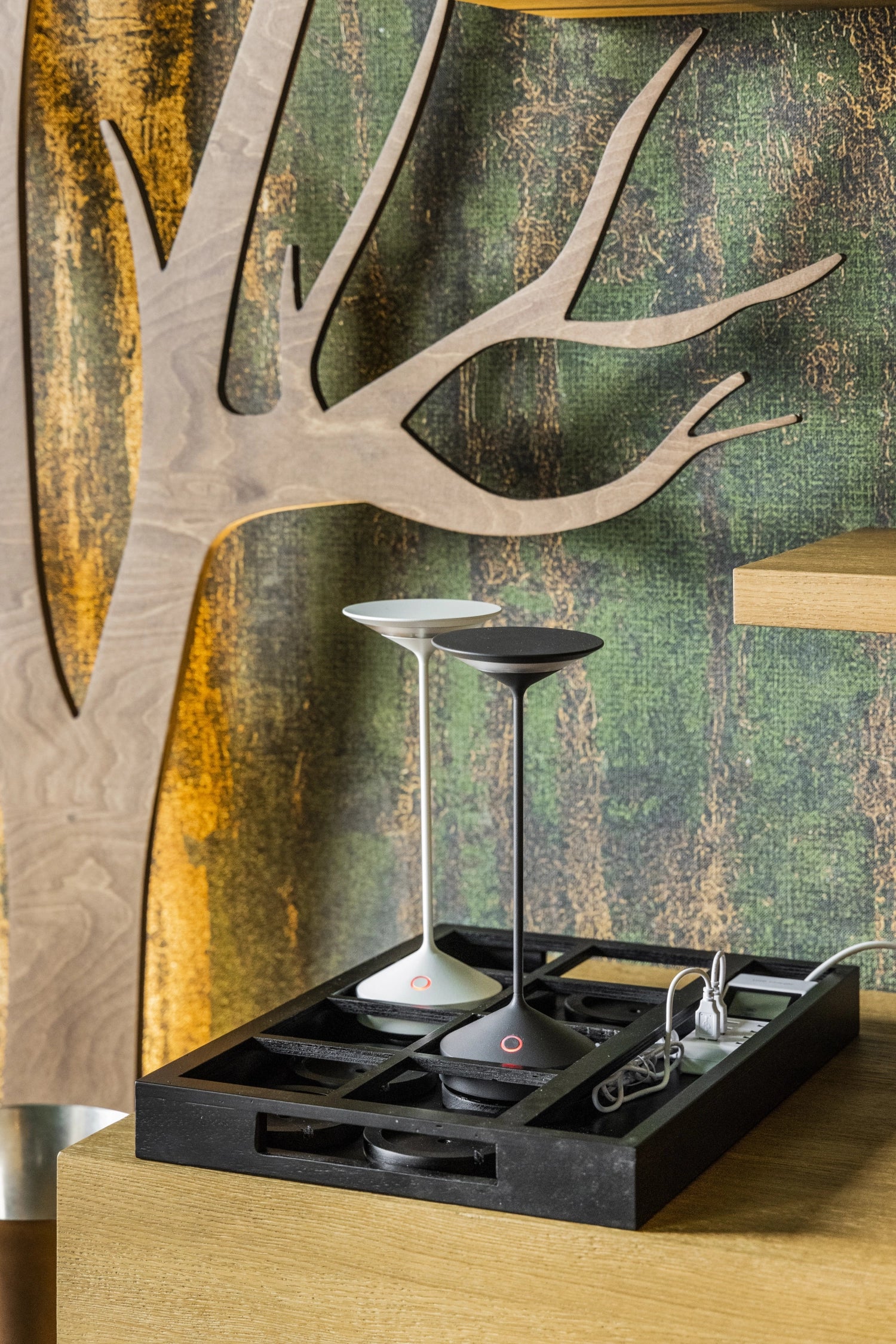 Moderne Abert Tempo Tischleuchte, wiederaufladbar und kabellos, perfekt für gemütliche Abende und dekorative Lichtakzente in Ihrem Zuhause.