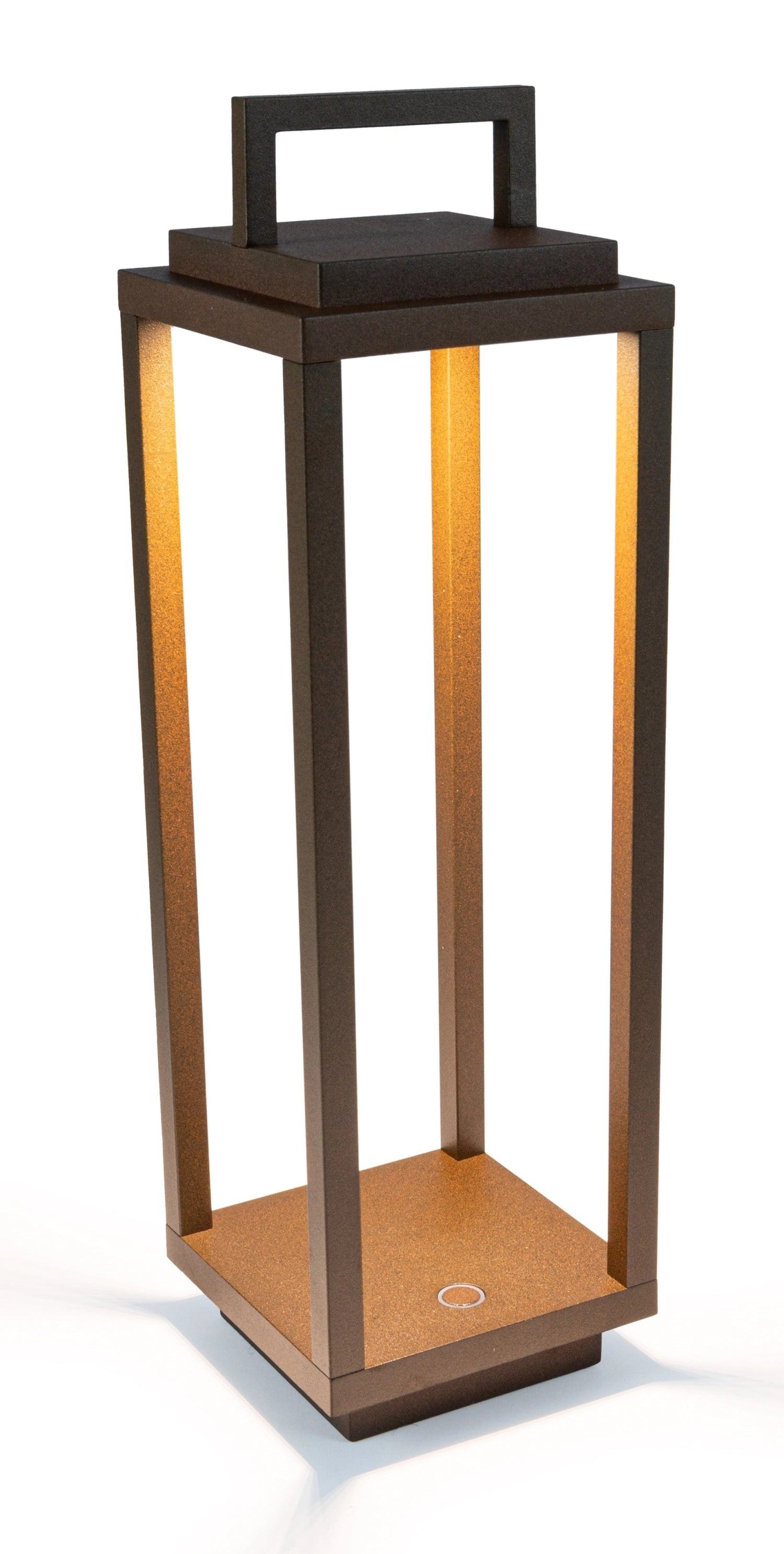 Entdecken Sie die elegante Abert Resort Maxi Lampe in Rost – eine wiederaufladbare Tischleuchte für stilbewusste Menschen. Ideal für Innen- und Außenbereiche.