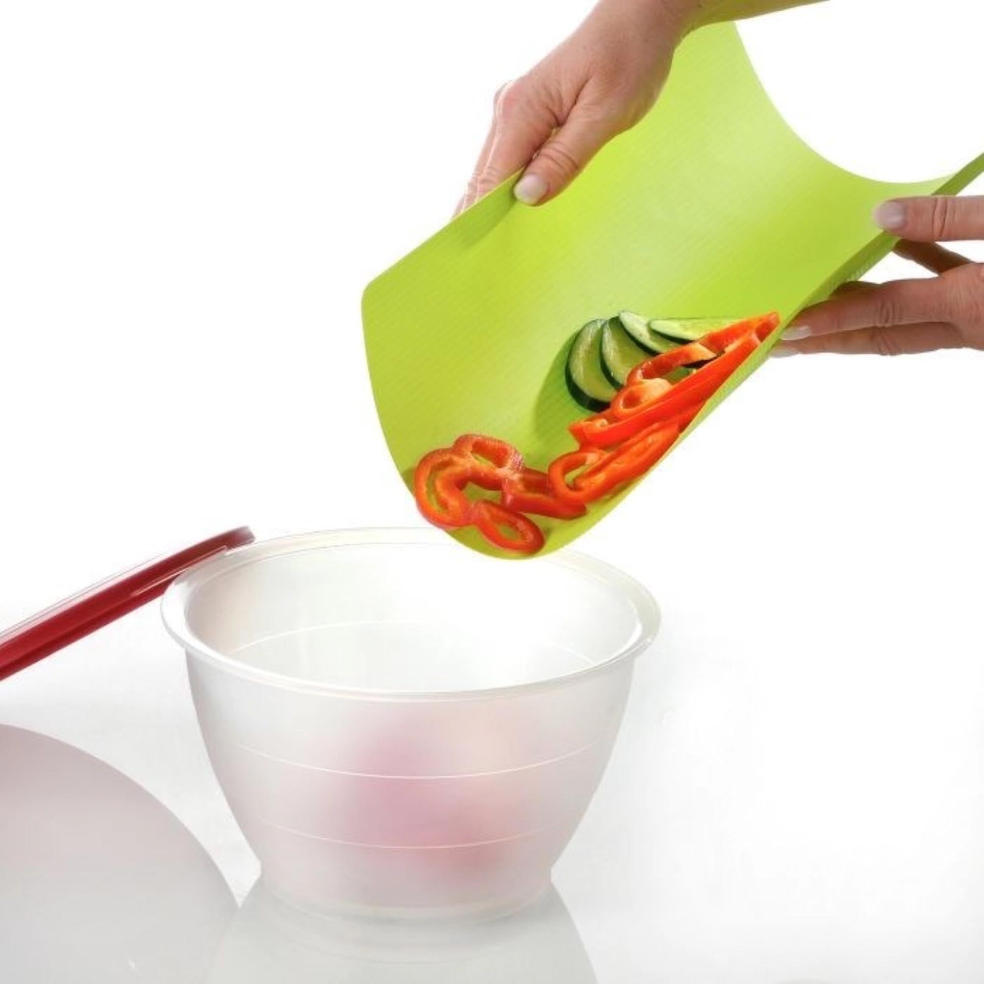 Praktisches 2er-Set flexible Schneidmatten von Westmark, 31x38x1cm, perfekt für vielseitiges und hygienisches Arbeiten in der Küche.