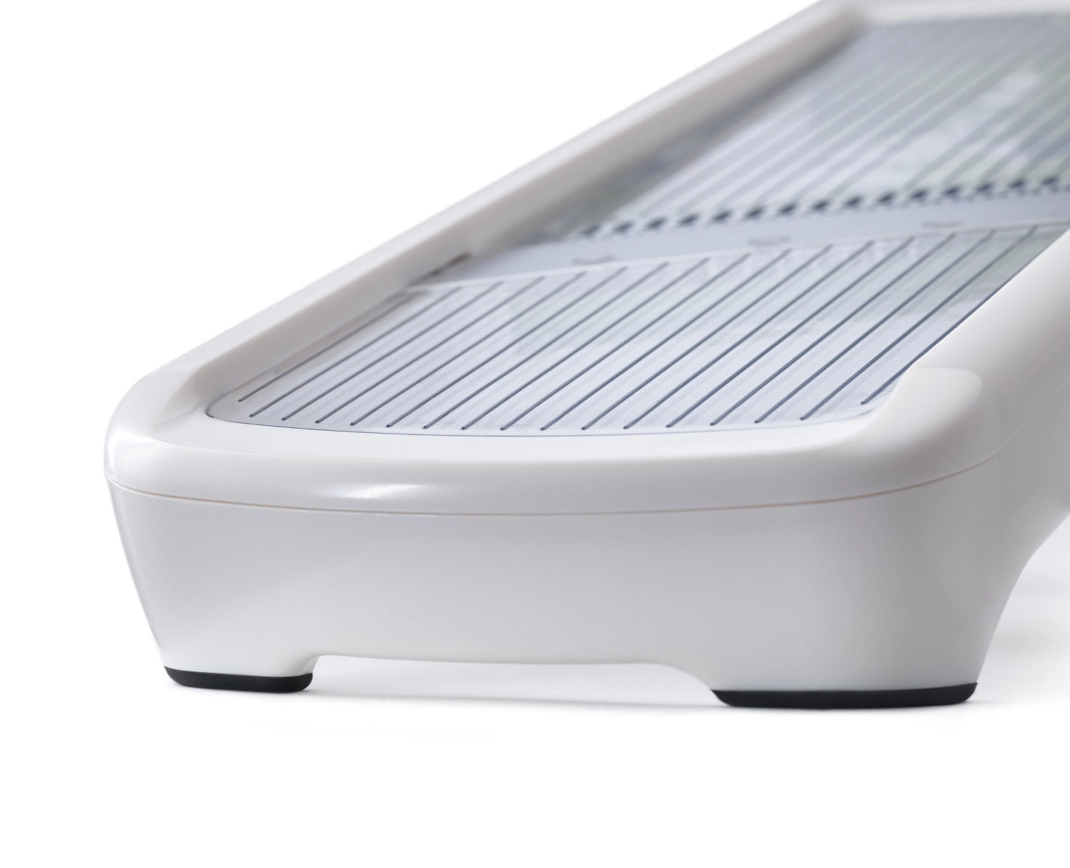 Praktische Multi-Grip Mandoline Plus in stilvollem Weiß, perfekt für schnelles und präzises Schneiden von Obst und Gemüse.
