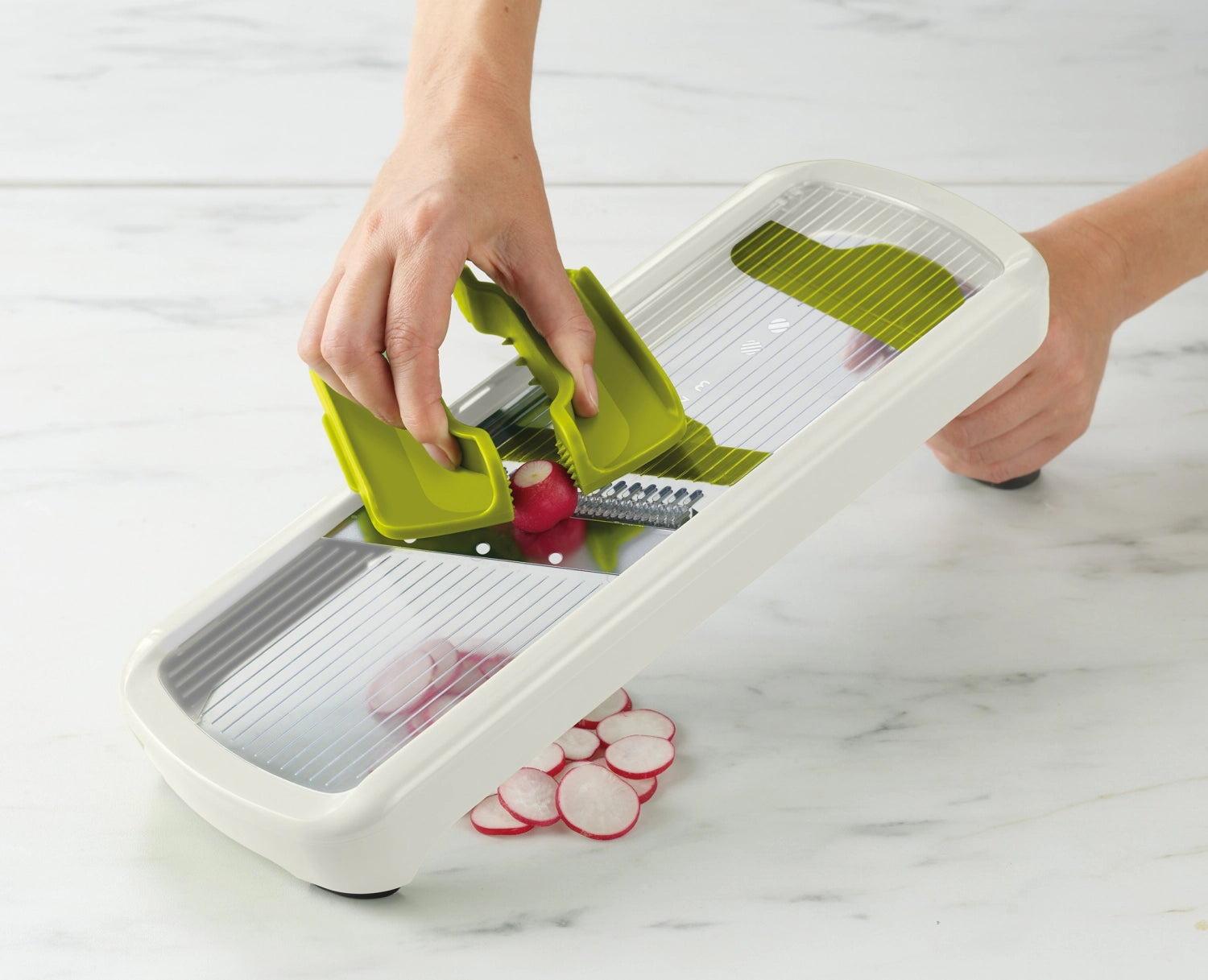 Multi-Grip Mandoline Plus in Weiß von Joseph Joseph, vielseitiges Küchengerät zum Schneiden, Reiben und Raffeln von Gemüse und Obst.