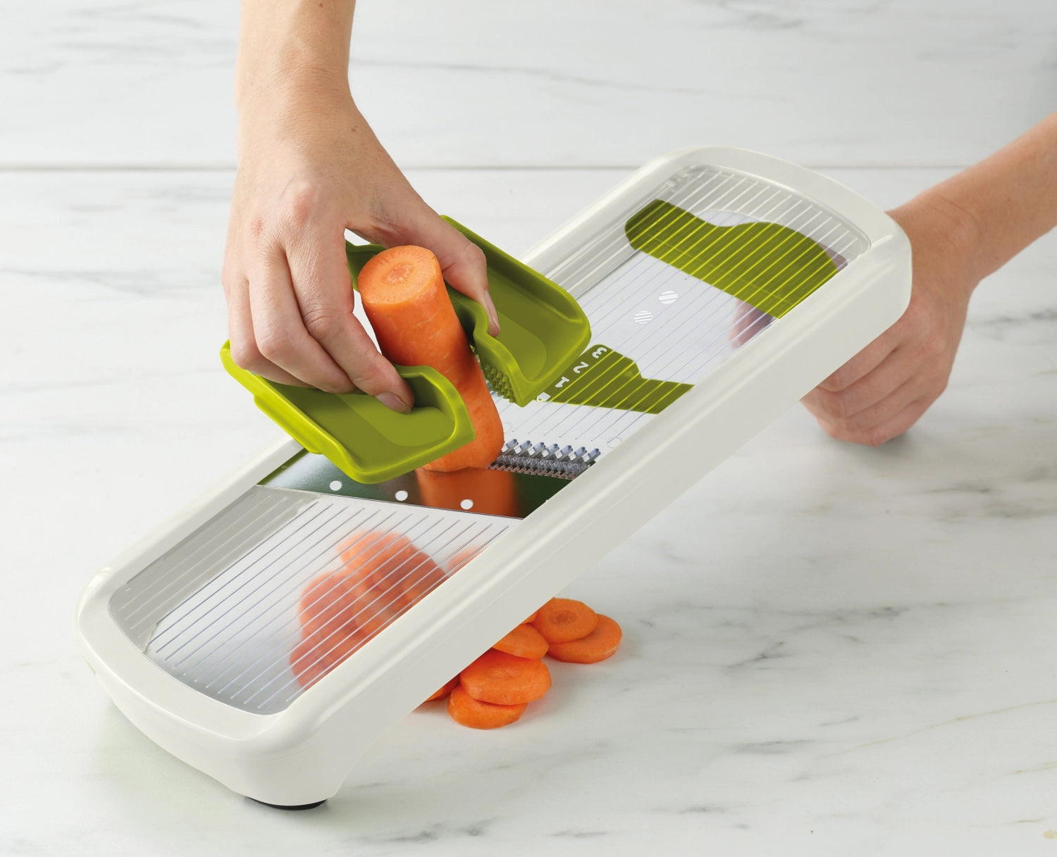 Vielseitige Mandoline in elegantem Weiß, ideal zum präzisen Schneiden und Raffeln von Obst und Gemüse in der modernen Küche.