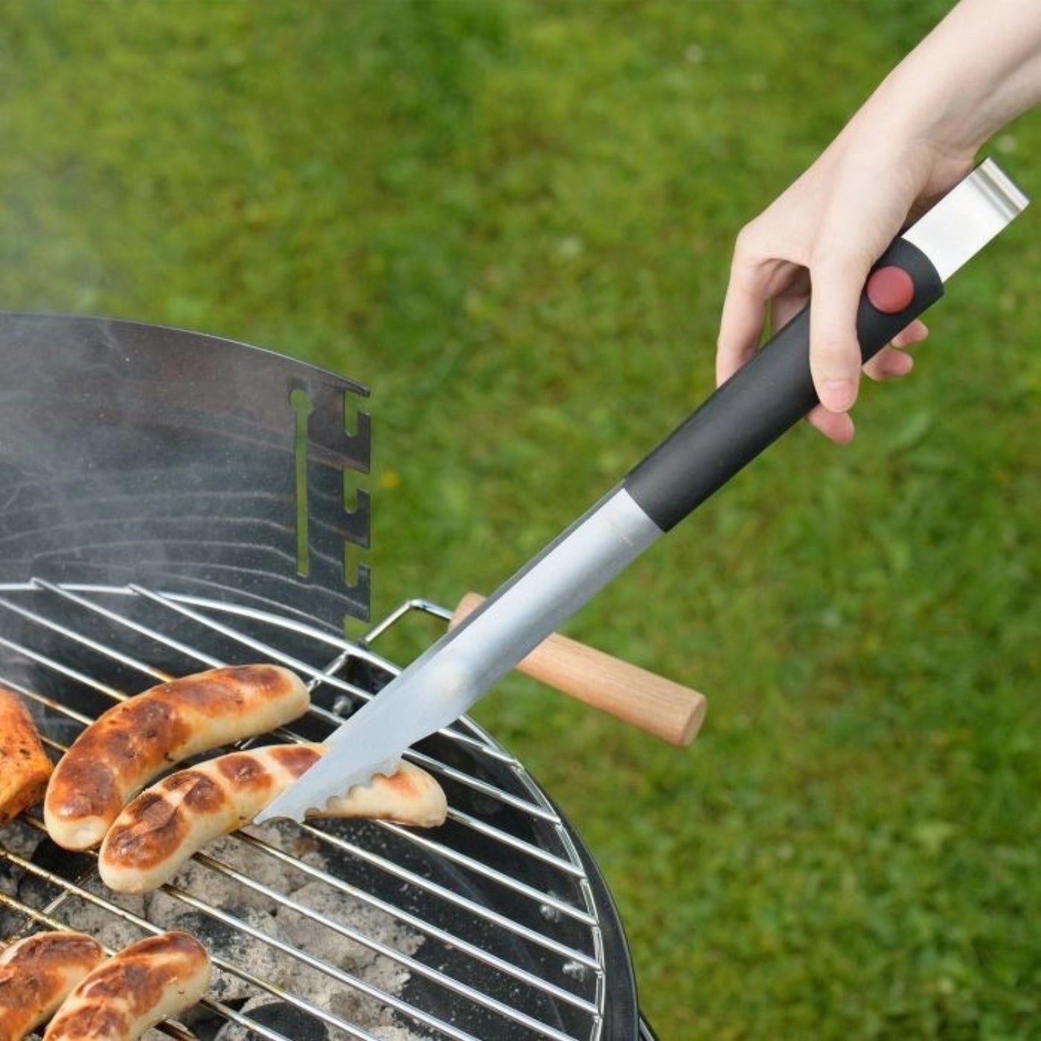 Hochwertige Grillzange von Westmark, 40x6x3 cm, ideal zum Wenden und Servieren von Grillgut, robust und ergonomisch gestaltet.