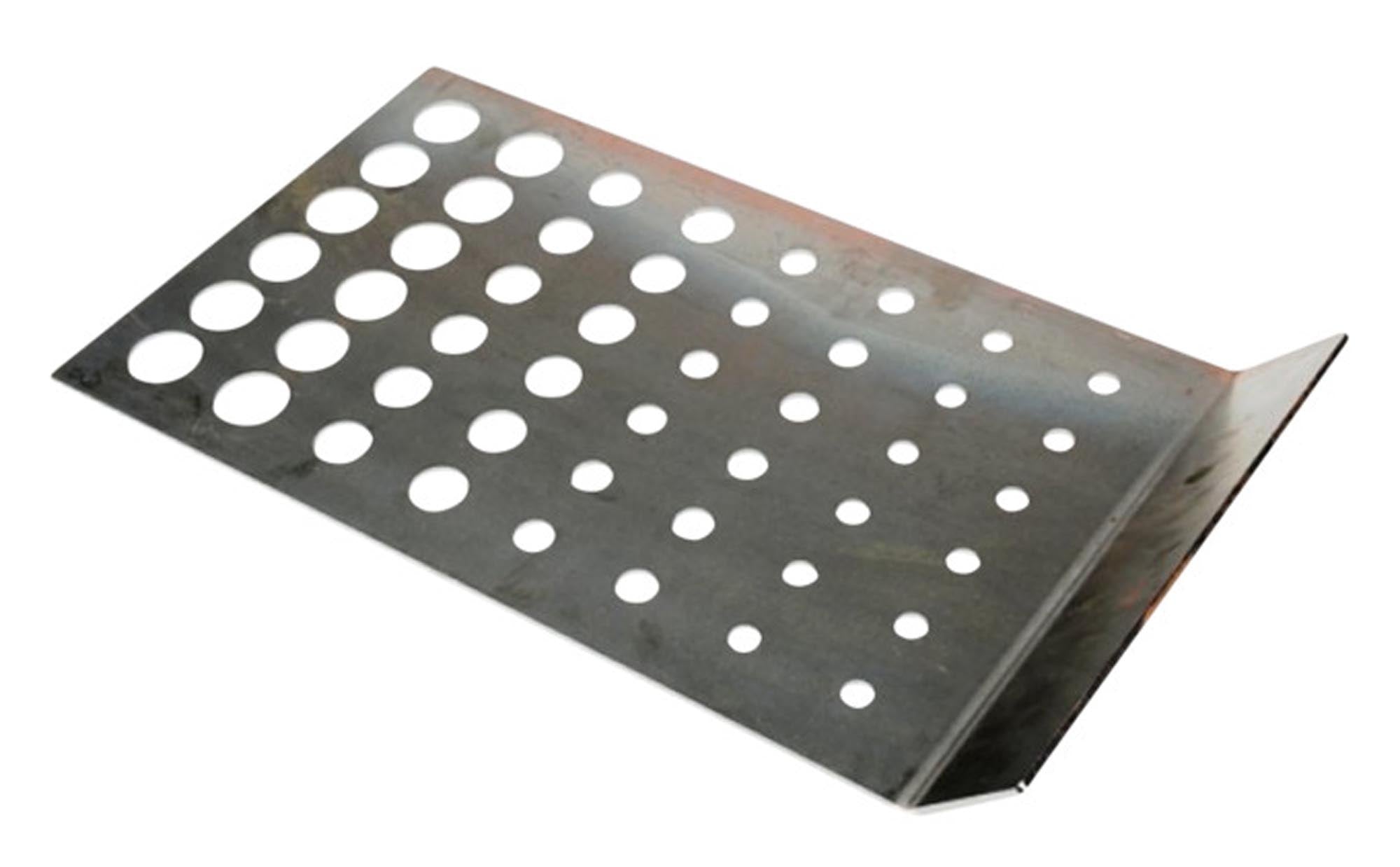 Die 16" Hitzeverteilungsplatte von JOE'S BARBEQUE SMOKER sorgt für gleichmässige Hitzeverteilung und perfekte Grillergebnisse.