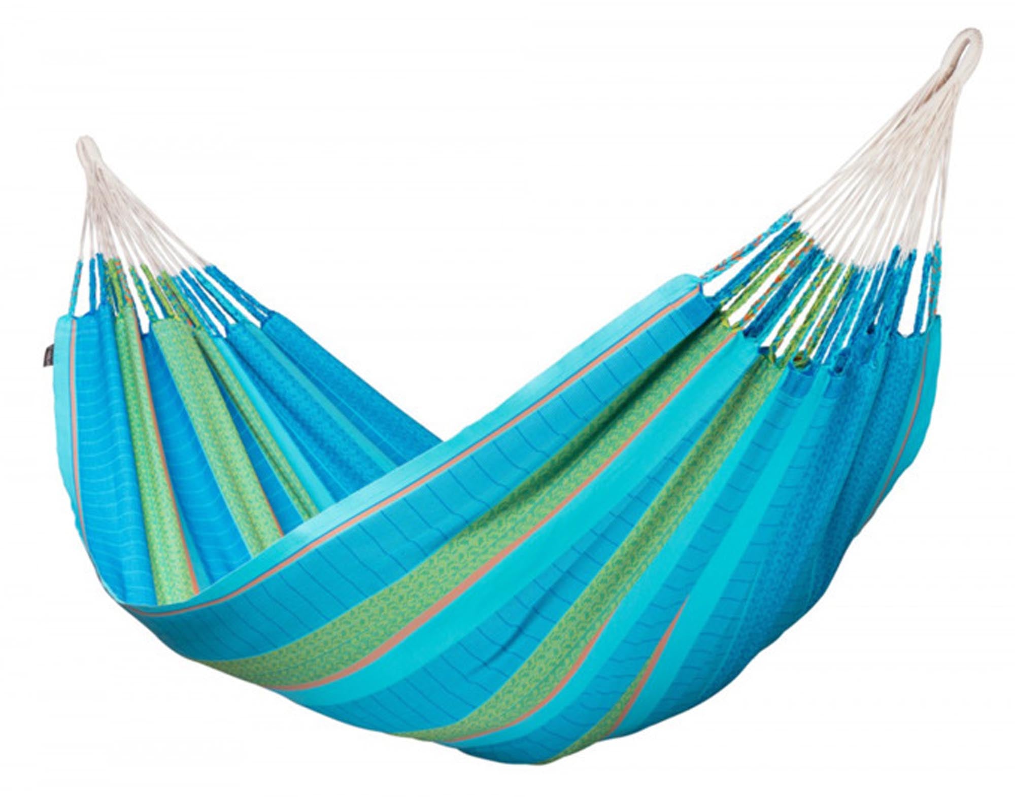 Entspannen Sie in der 180x400 cm grossen Flora Hängematte von LA SIESTA aus atmungsaktiver Baumwolle mit floralen Motiven.