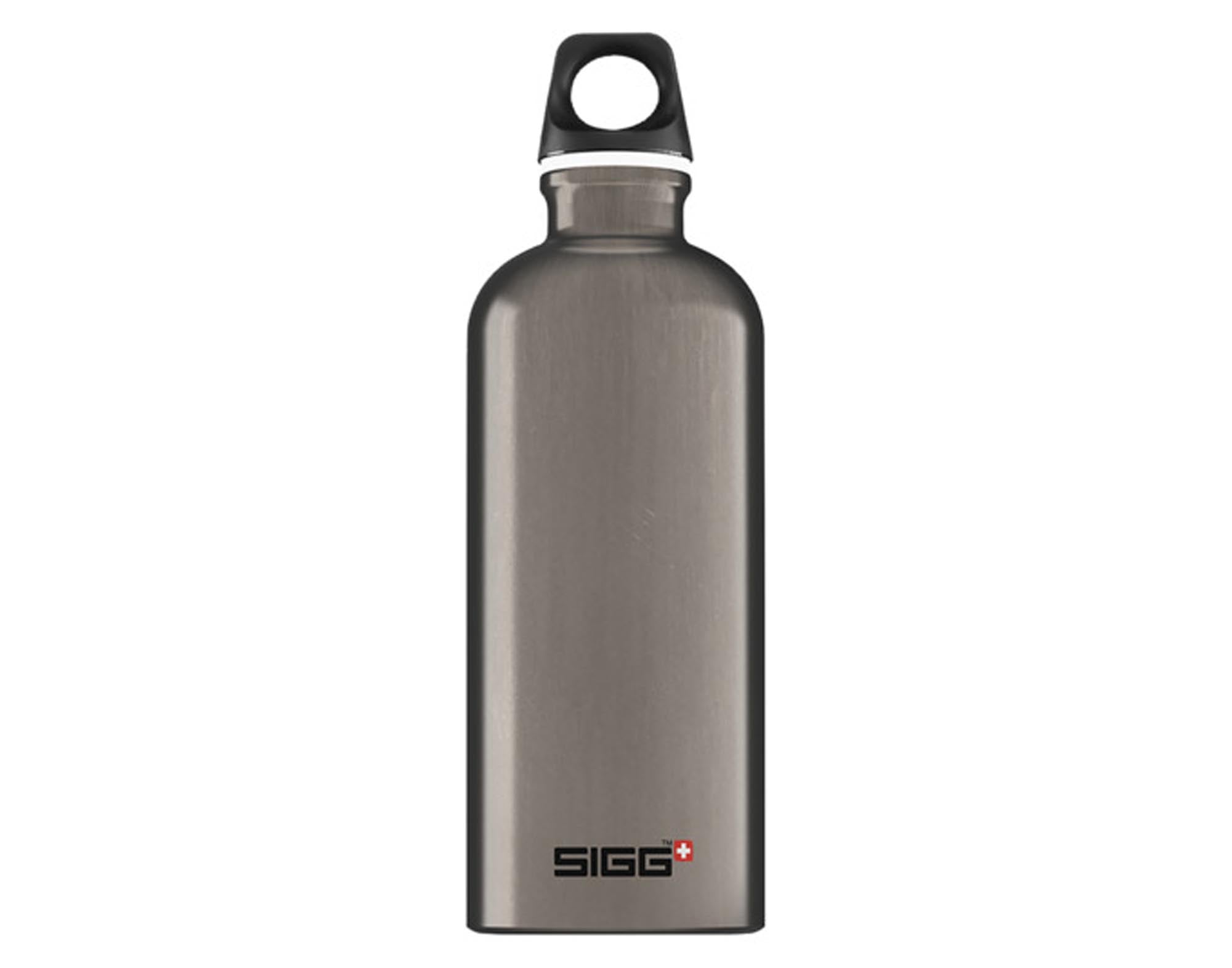 SIGG Trinkflasche Traveller Bottle smoked pearl 1 l in präsentiert im Onlineshop von KAQTU Design AG. Flasche ist von SIGG