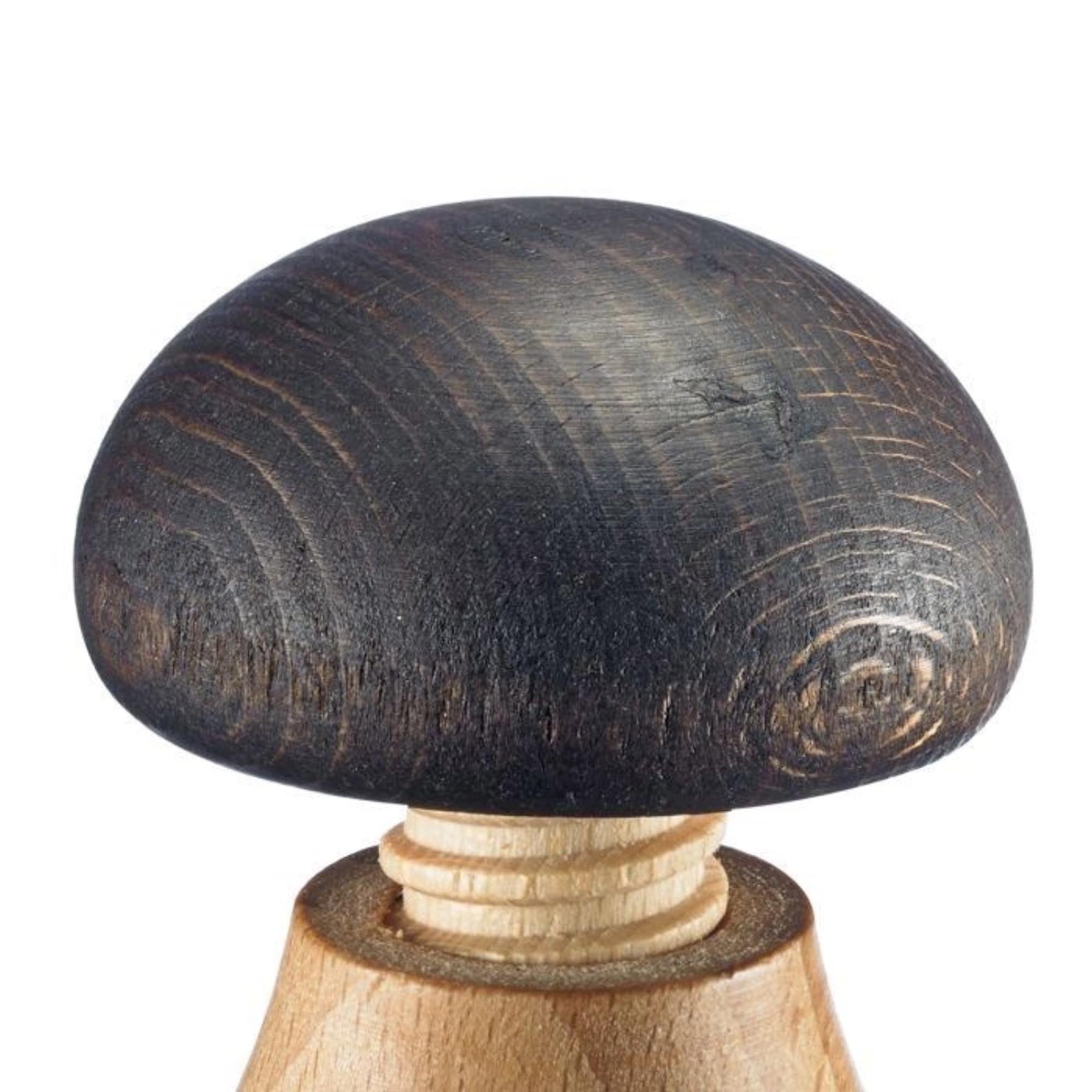 Eleganter Nussknacker aus hochwertigem Buchenholz, ideal zum Knacken von Nüssen. Kompaktes Design, perfekt für jede Küche.
