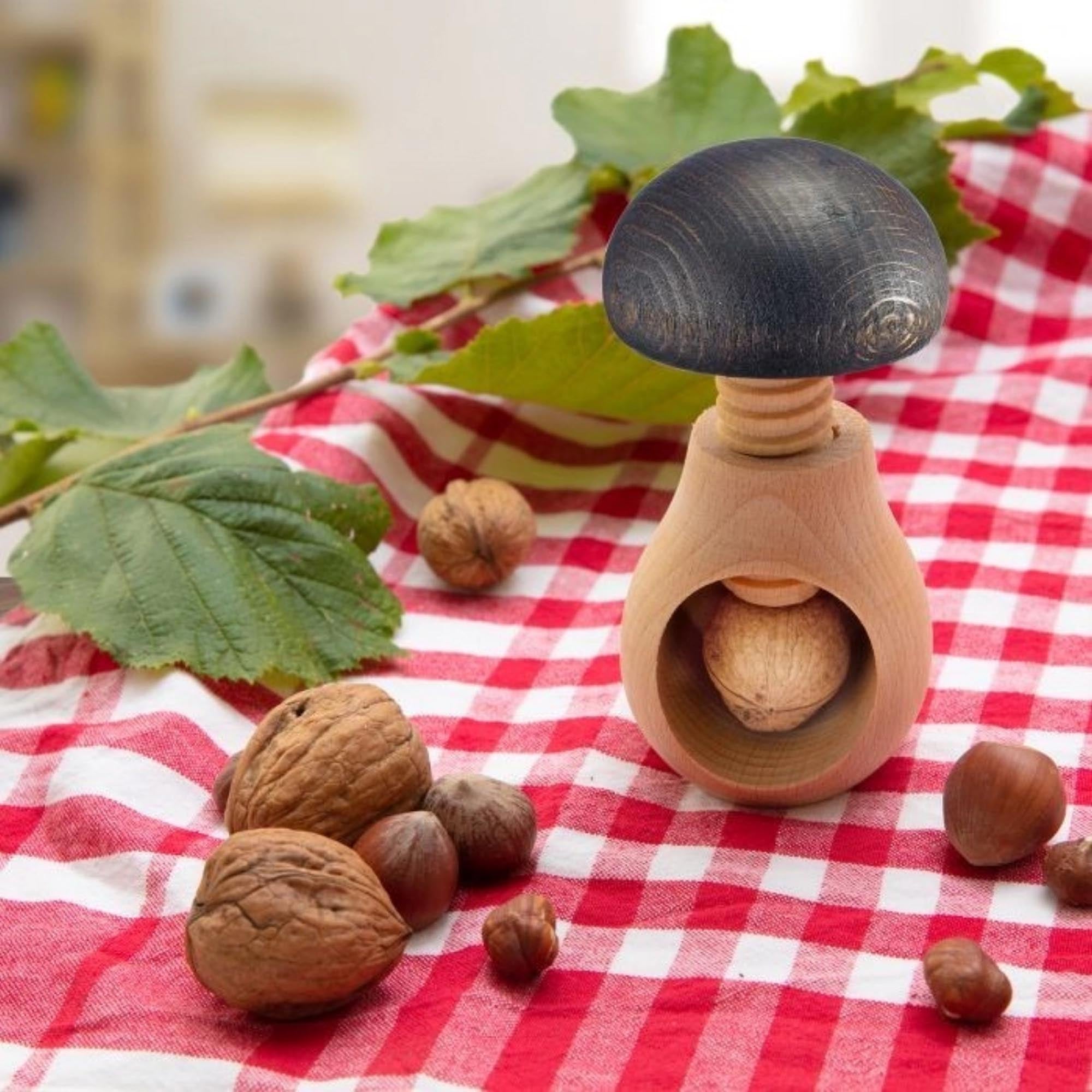 Praktischer Nussknacker aus Buchenholz von Westmark, 6.2x5.8x9.5cm, ideal für verschiedene Nüsse, robust und langlebig im Design.