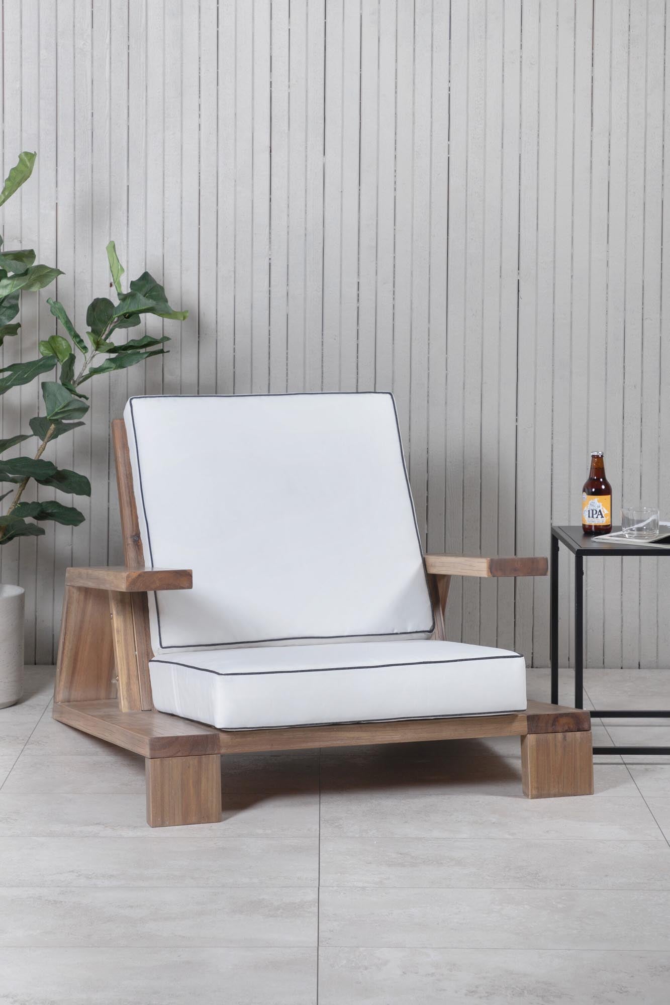 Entspannen Sie stilvoll im Daria Lounge Chair von Venture Home – ein eleganter Akazienholz-Sessel mit komfortablen Kissen für Ihre Outdoor-Oase.