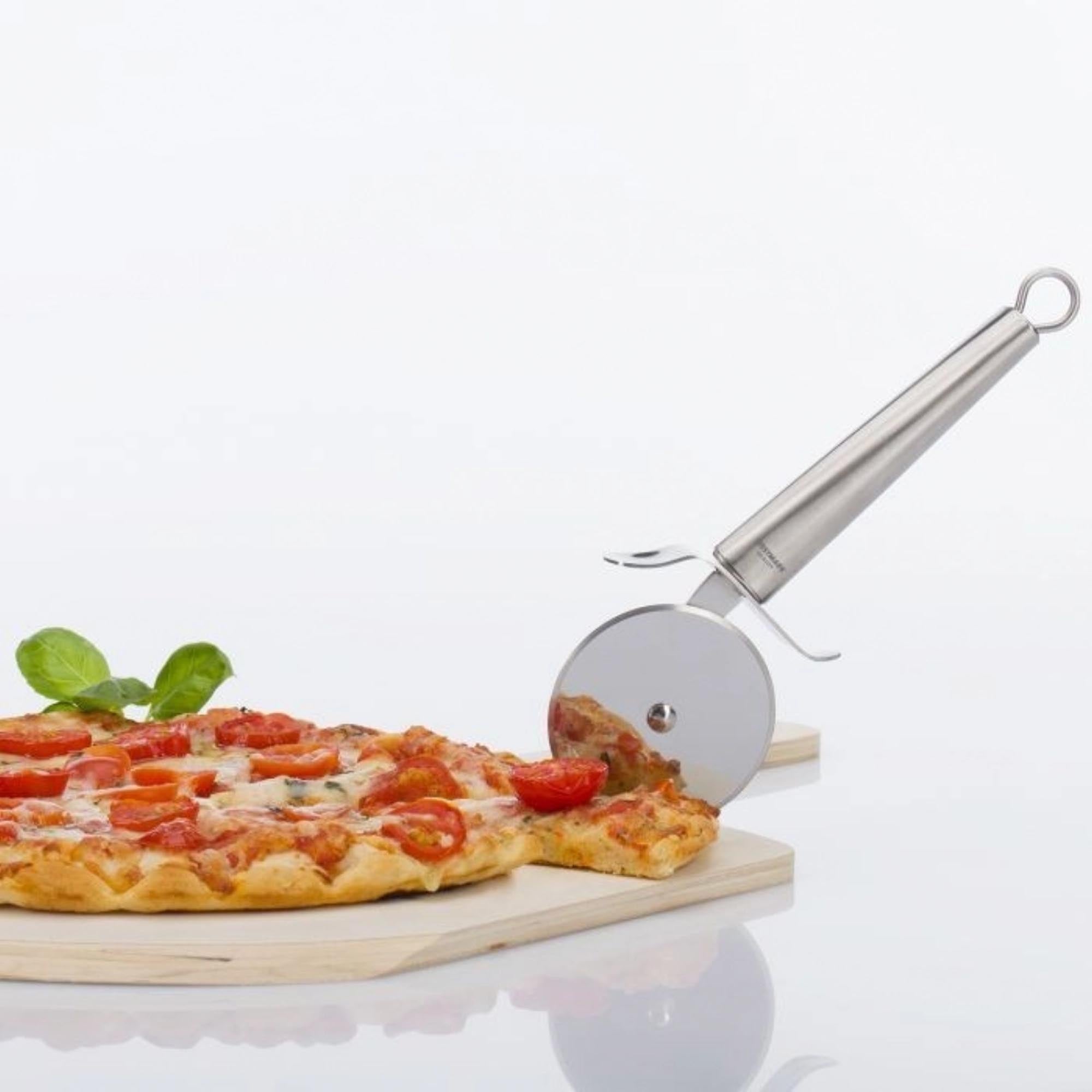 Hochwertiger Pizzaschneider von Westmark, 21x8x2.5cm, ideal für müheloses Schneiden von Pizza, Kuchen und Gebäck.