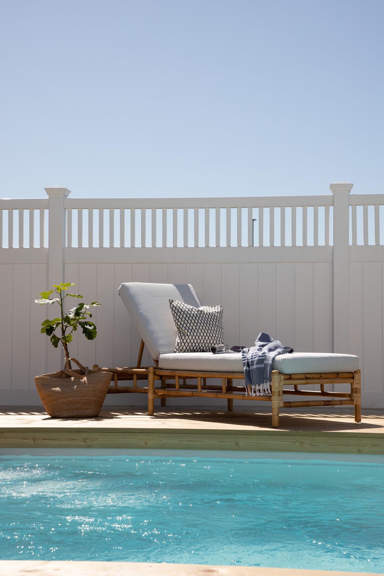 Luxuriöse Cane Sonnenliege von Venture Home: Hochwertiges Rattan, bequeme Kissen und modernes Design für entspannte Stunden im Freien.