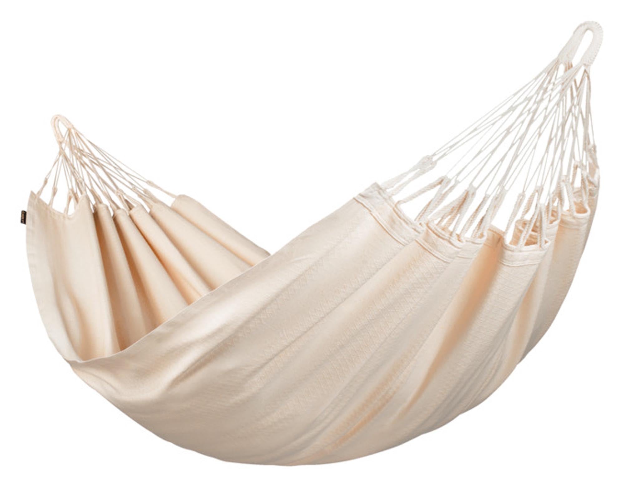 Genießen Sie entspannte Stunden in der Hängematte Modesta 140x300 cm von LA SIESTA. Robuste Baumwolle, einfache Montage und elegantes Design für Ihr Outdoor-Paradies.