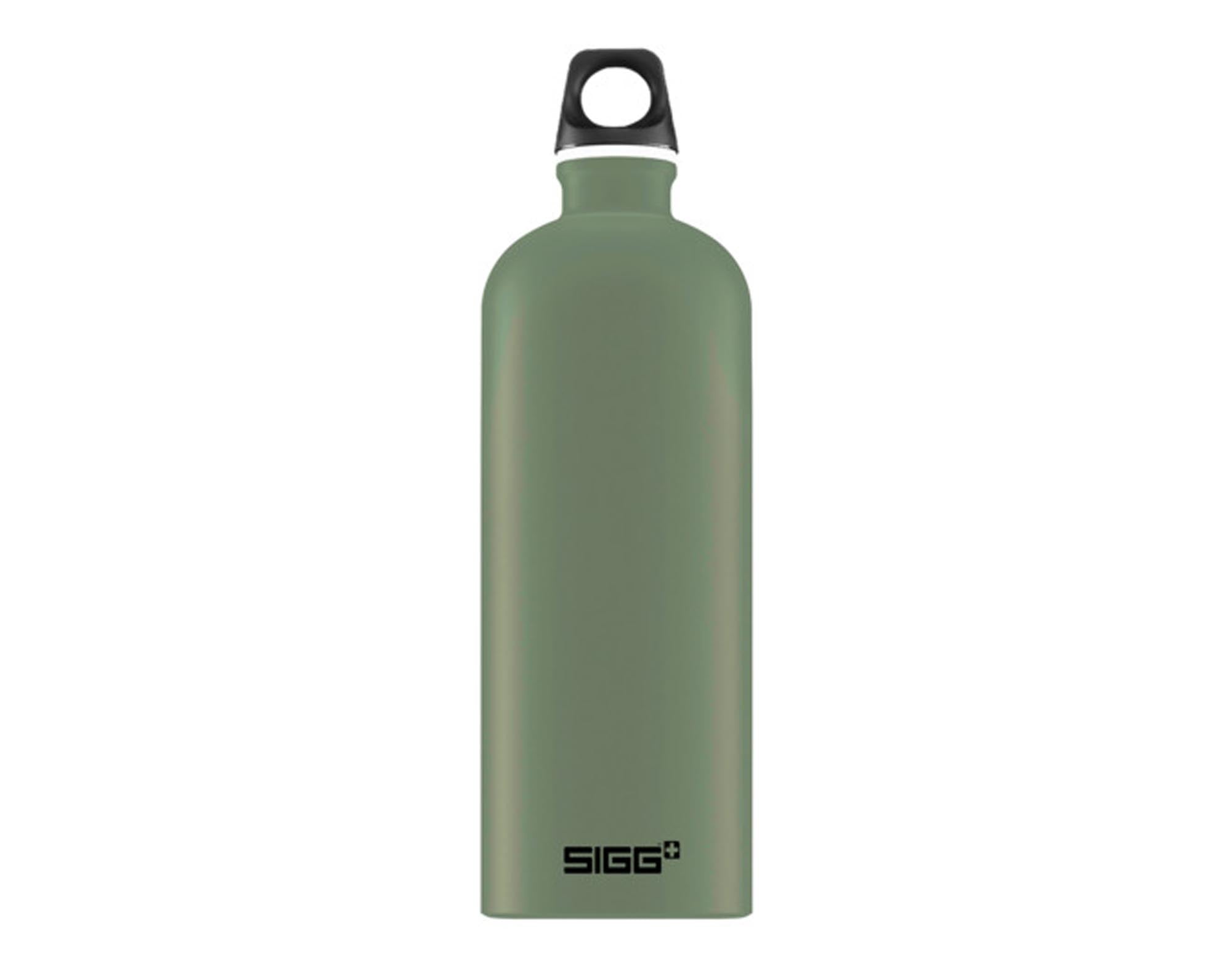 Entdecken Sie die SIGG Traveller Bottle 1 l in leaf green – die perfekte, umweltfreundliche Trinkflasche für Abenteuer, Sport und Alltag. Robust, leicht und BPA-frei!