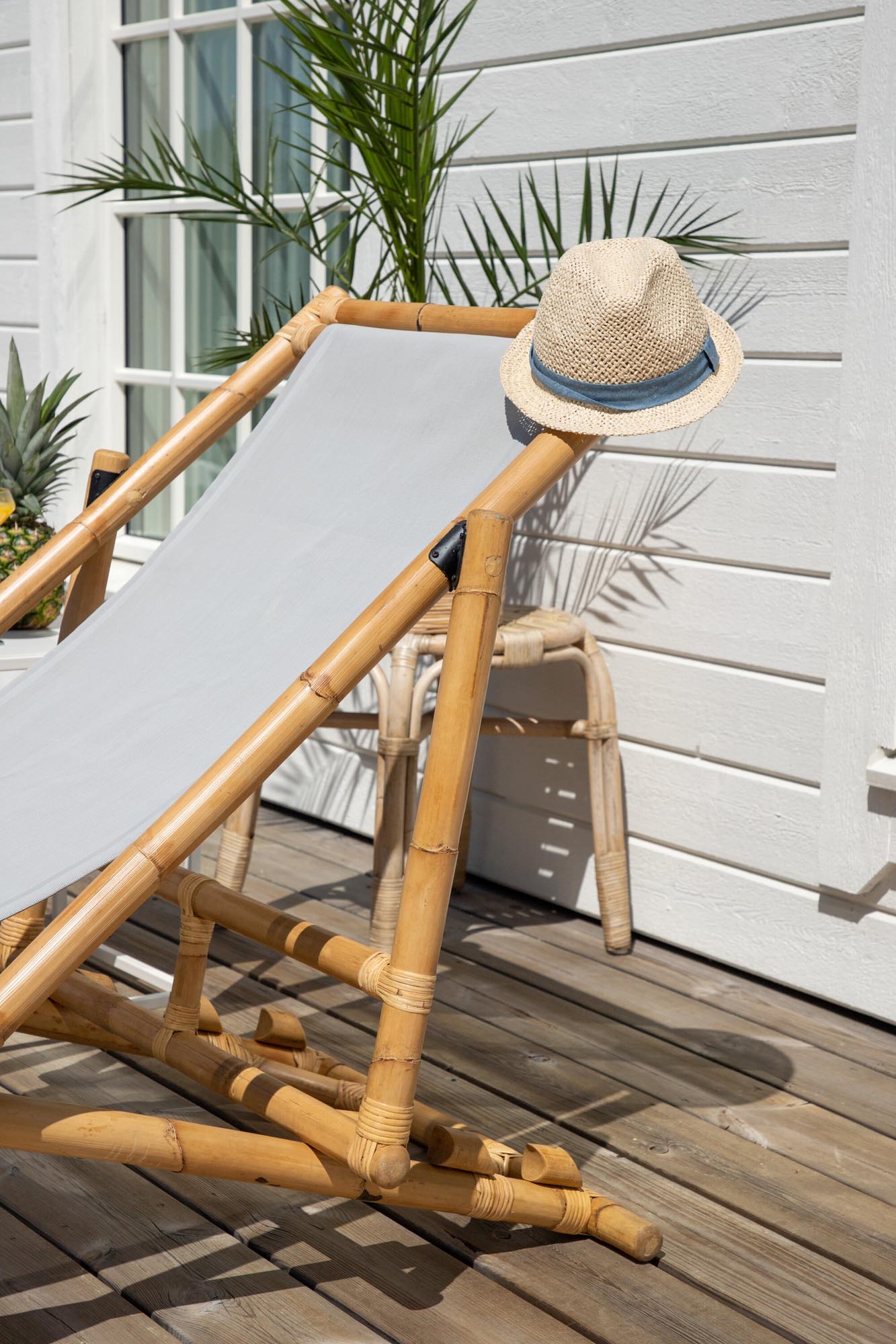 Entspannen Sie stilvoll im Cane Lounger von Venture Home – klappbar, komfortabel und ideal für Ihre Terrasse oder den Garten.