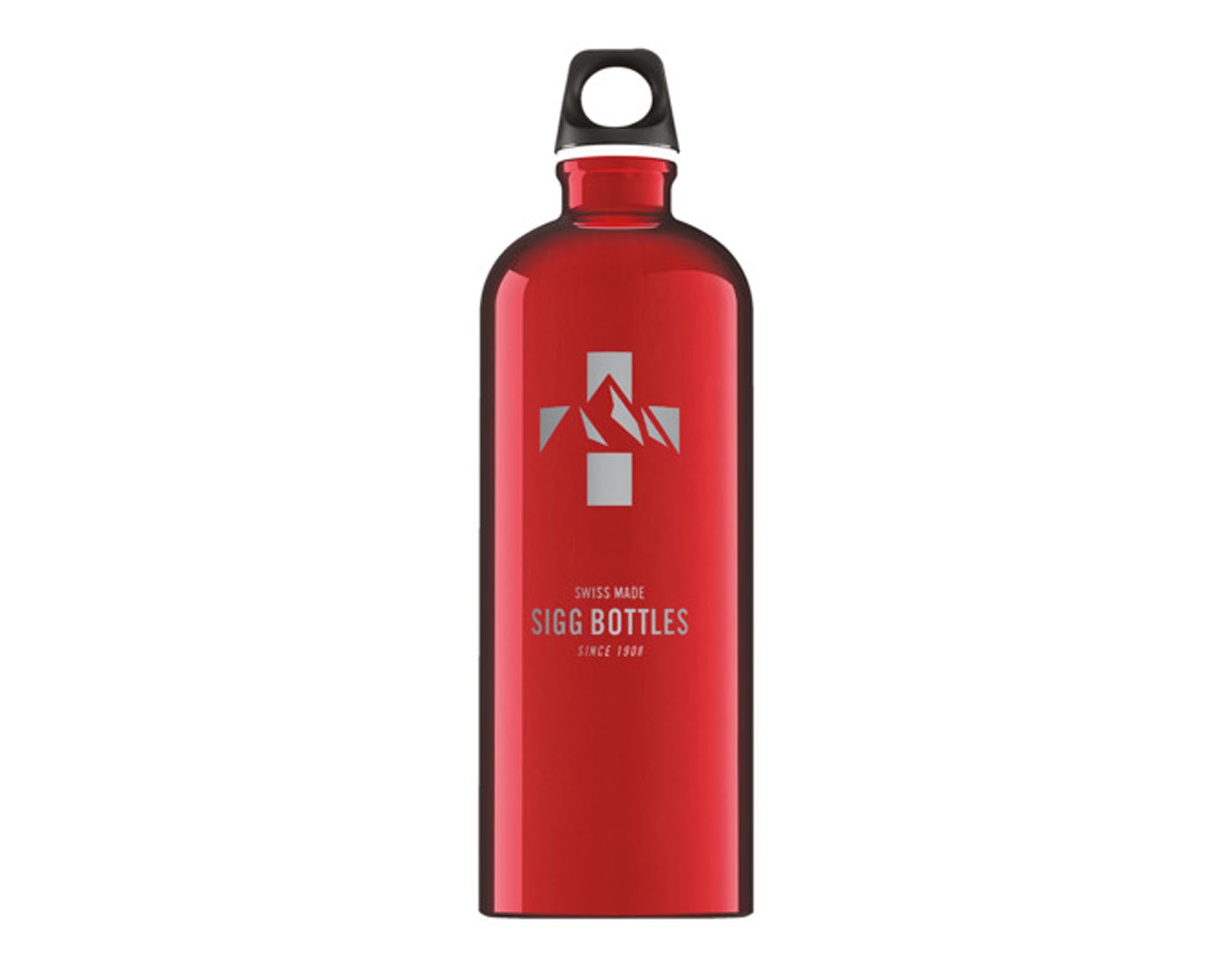 Entdecken Sie die SIGG Traveller Bottle 1 l in mountain red – die perfekte, umweltfreundliche Trinkflasche für Abenteuer, Wanderungen und Sport!