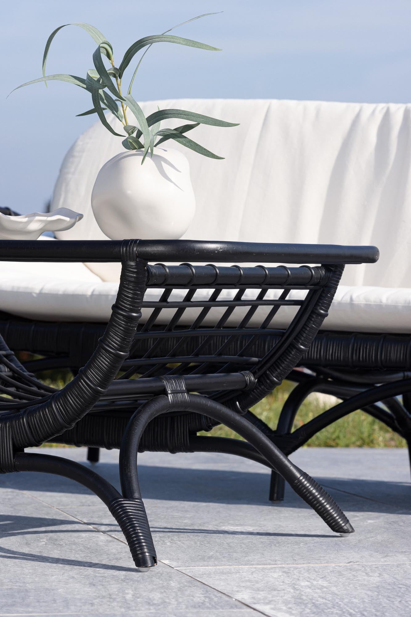 Verleihen Sie Ihrem Außenbereich mit dem Moana Beistelltisch von Venture Home einen exotischen Akzent. Hochwertiges Rattan und eine pflegeleichte Glastischplatte vereinen Stil und Funktionalität.