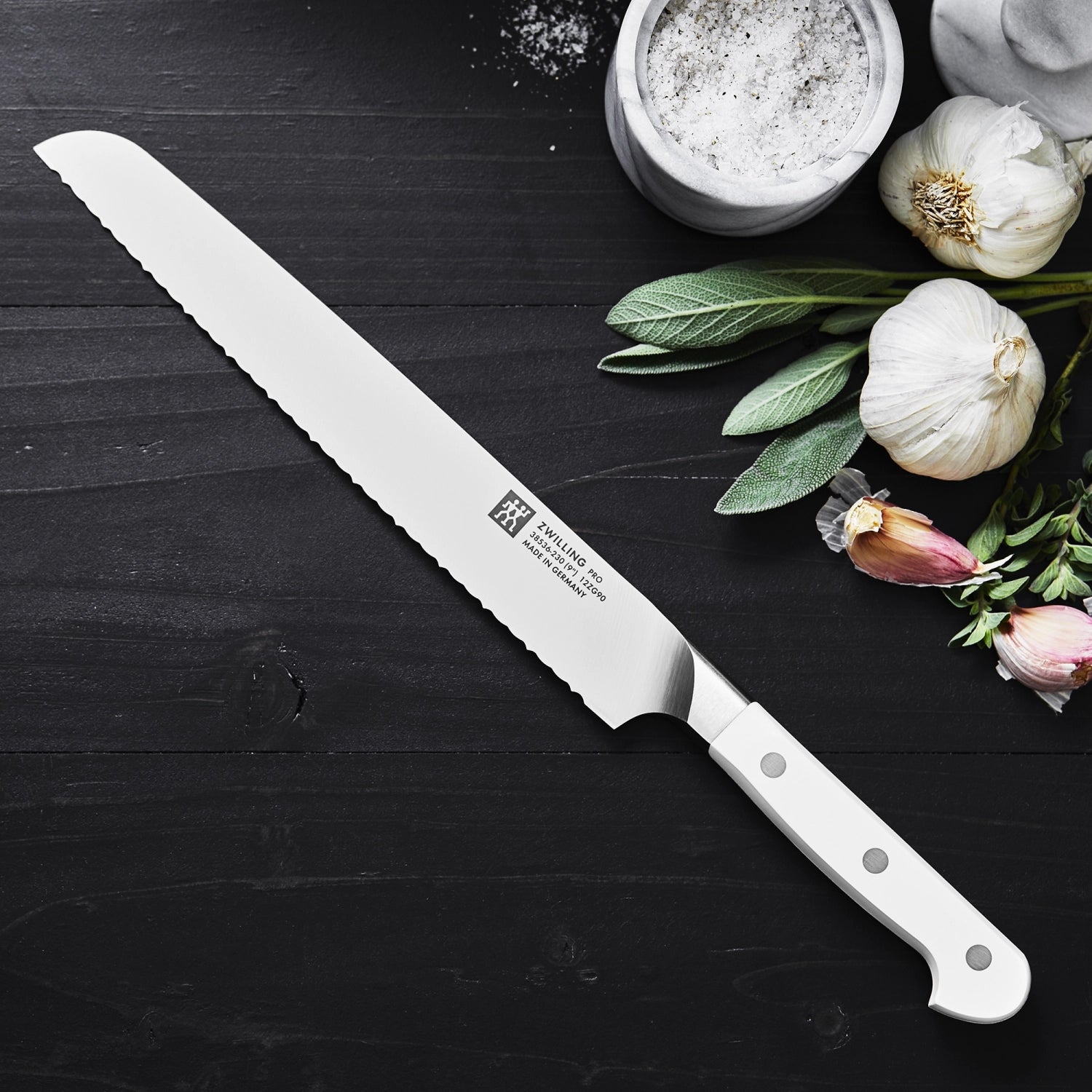 Pro le blanc Brotmesser 230mm von Zwilling Kitchen, ideal zum Schneiden von Brot mit scharfer Klinge und ergonomischem Griff für präzise Schnitte.