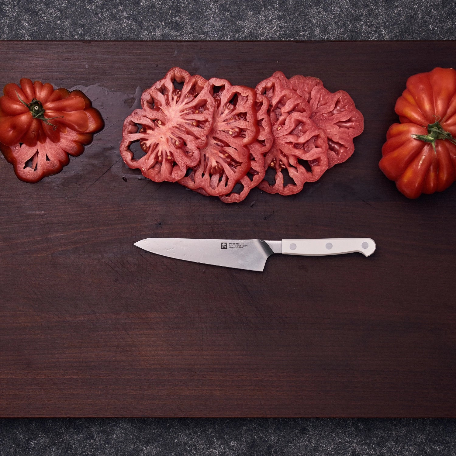 Kompaktes 140mm Kochmesser Pro le blanc von Zwilling Kitchen, perfekt für feine Schneidarbeiten und vielseitige Küchenanwendungen.