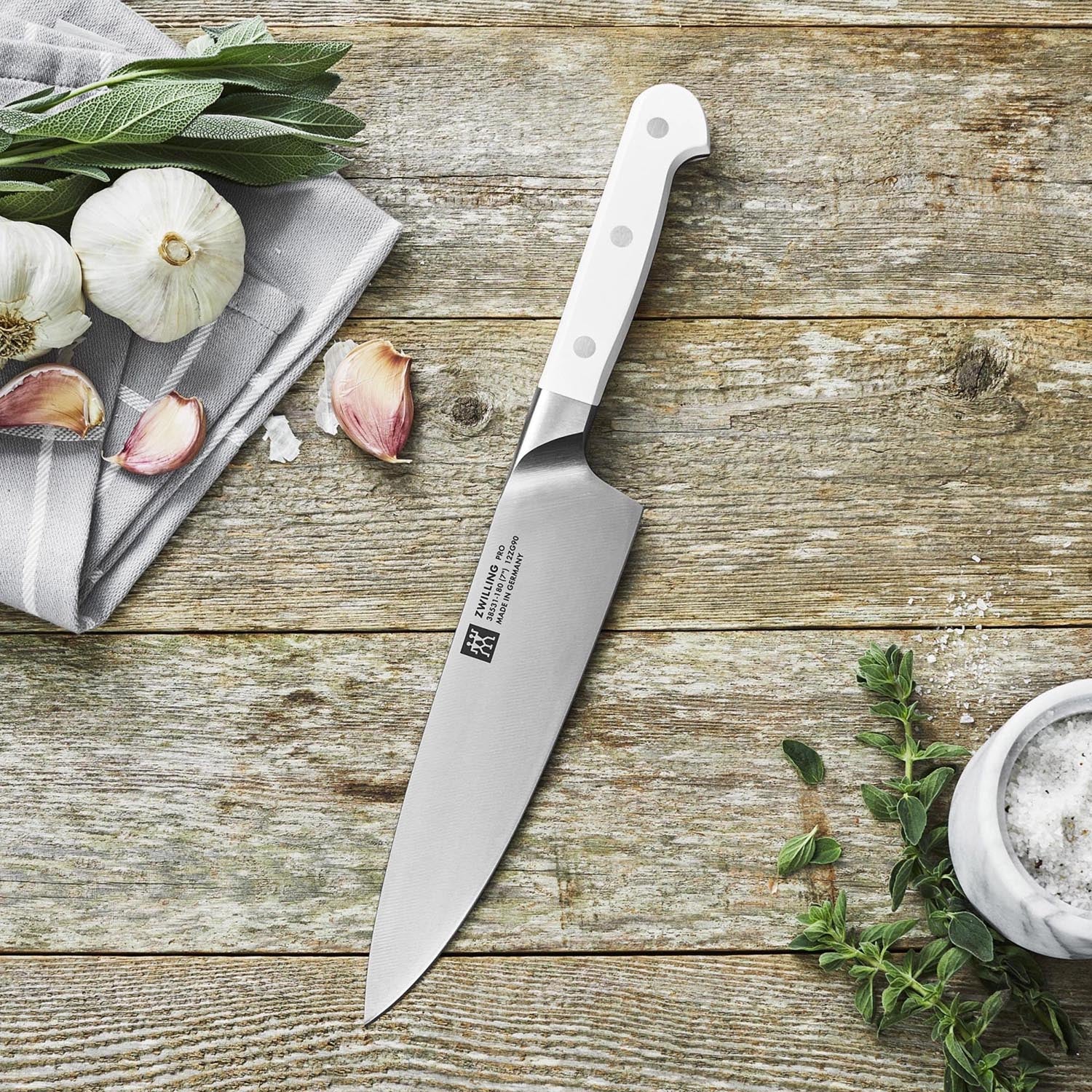 Hochwertiges Pro le blanc Kochmesser 180mm von Zwilling: Langlebig, ergonomisch und ideal für präzise Schneidarbeiten in jeder Küche.