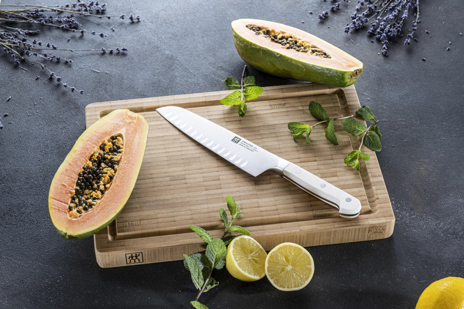 Pro le blanc Santokumesser 180mm von Zwilling Kitchen, präzise Klinge für vielseitige Schneidarbeiten, ergonomischer Griff für optimalen Komfort.