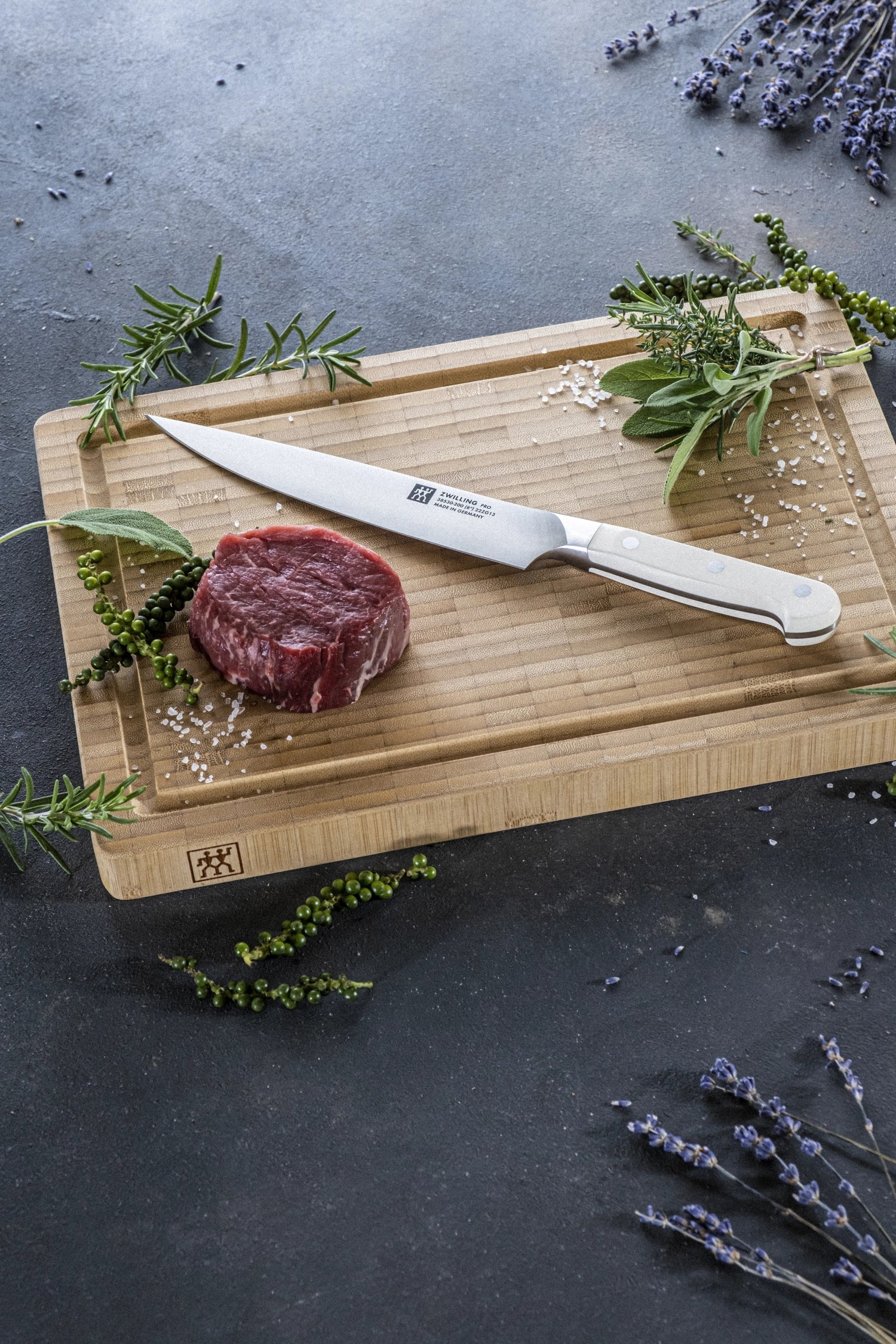 Pro le blanc Fleischmesser 200mm von Zwilling Kitchen, präzise Klinge für müheloses Schneiden von Fleisch, ergonomischer Griff für optimalen Komfort.