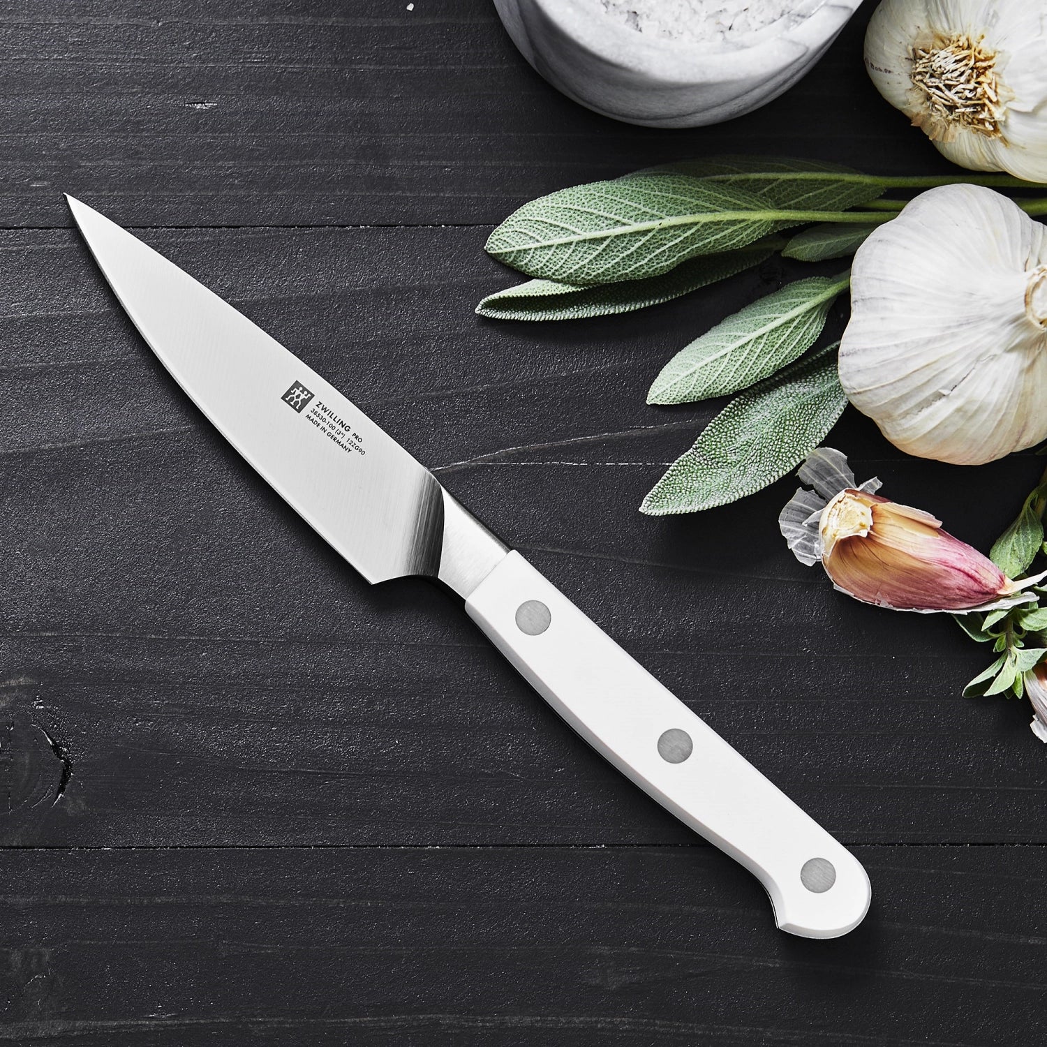 Entdecken Sie das Pro le blanc Spick & Garniermesser 100mm von Zwilling Kitchen – ein stilvolles, präzises Messer für vielseitige Kücheneinsätze.