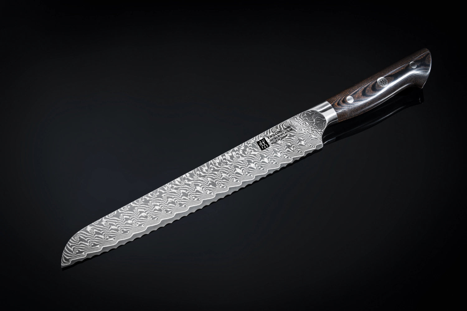 Elegantes Tanrei Brotmesser von Zwilling Kitchen mit 230 mm Klinge, perfekt für sauberes und müheloses Schneiden von frischem Brot.