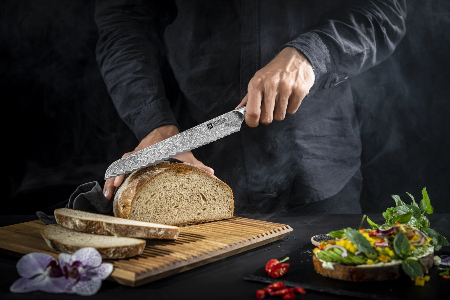 Hochwertiges Tanrei Brotmesser von Zwilling Kitchen, 230mm Klinge, ideal für präzises Schneiden von Brot und Brötchen.