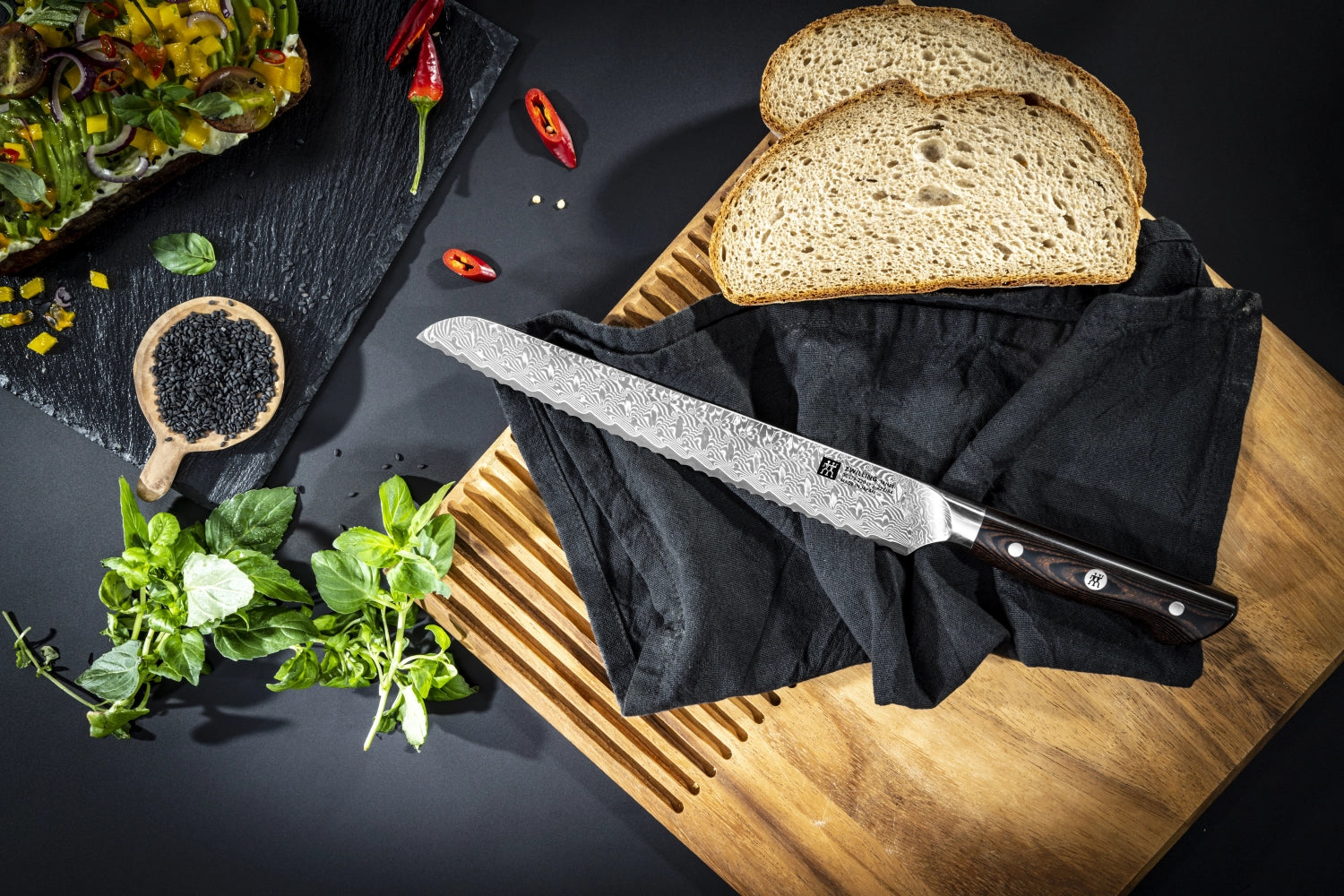 Elegantes Tanrei Brotmesser von Zwilling Kitchen mit 230mm Klinge, perfekt für sauberes und müheloses Schneiden von frischem Brot.